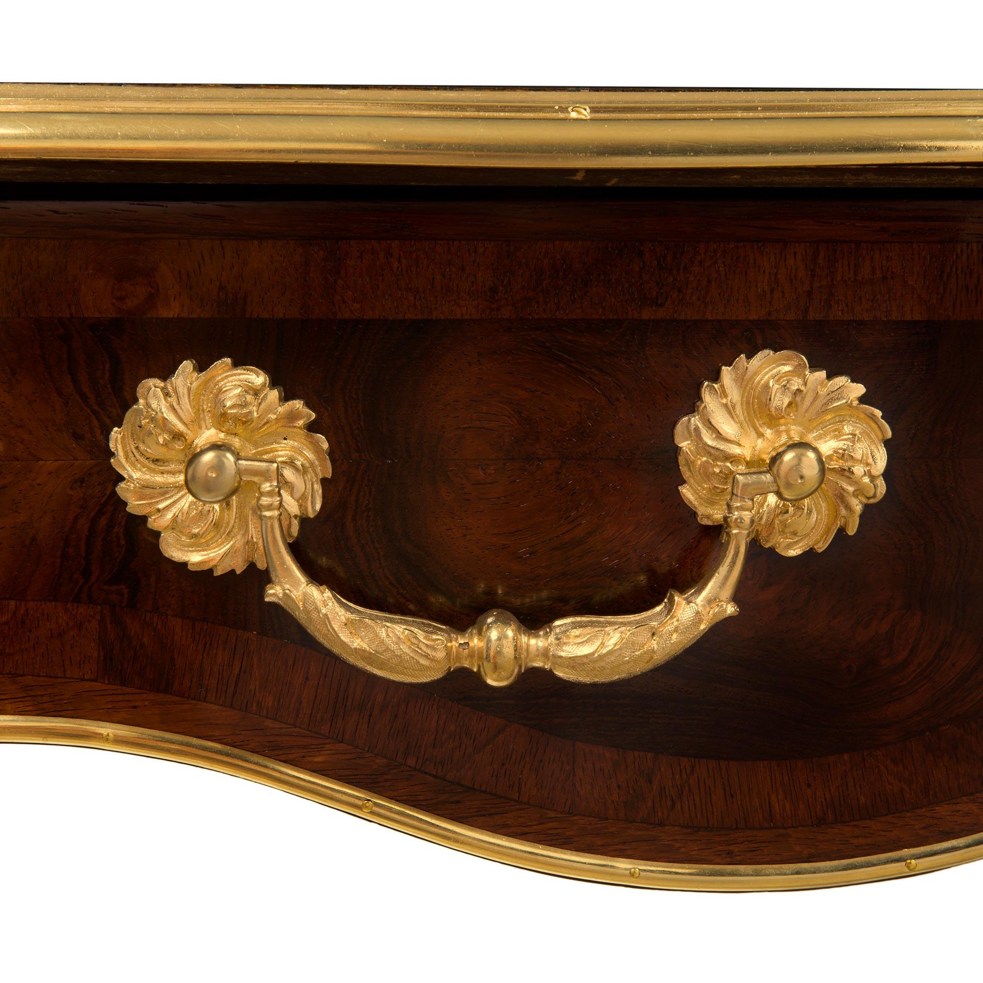 Laiton Bureau français de style Régence du 19ème siècle en bois de rose, bronze doré et laiton en vente