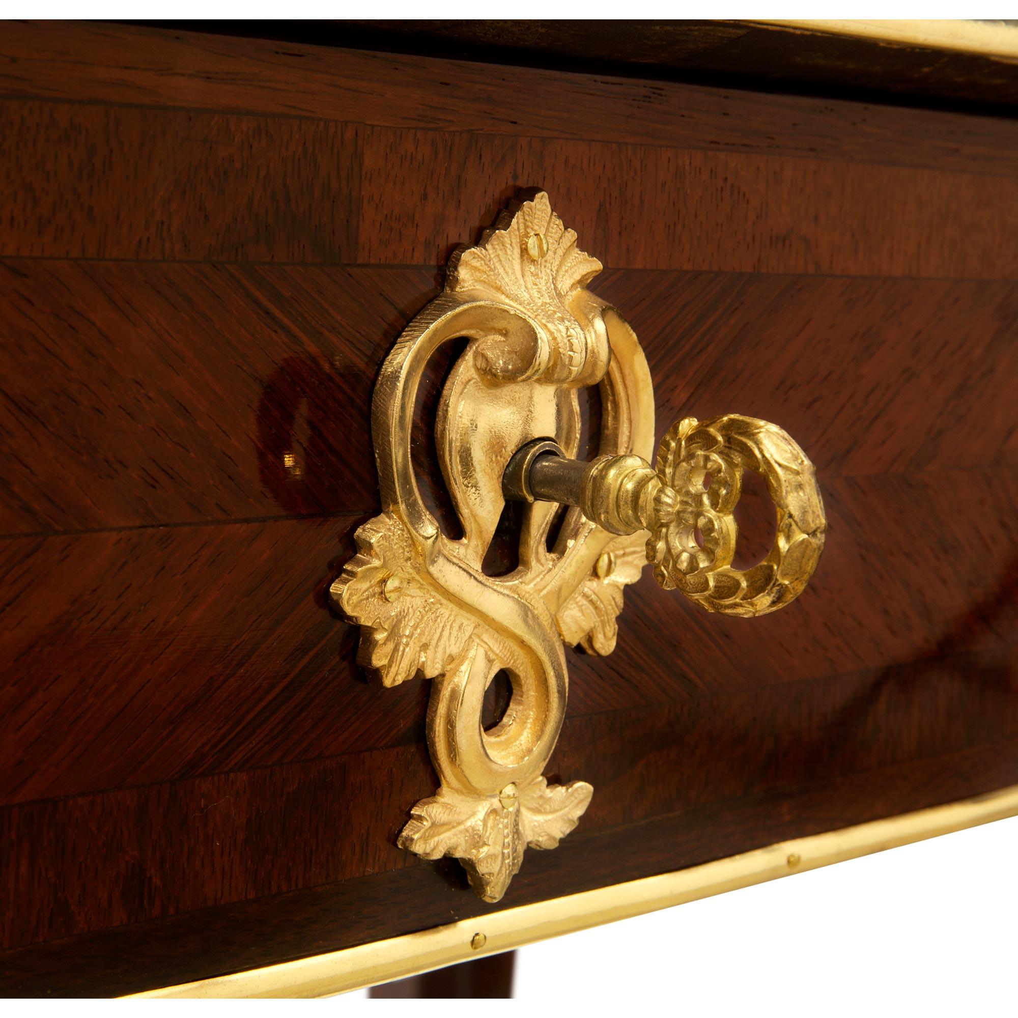 Bureau français de style Régence du 19ème siècle en bois de rose, bronze doré et laiton en vente 1