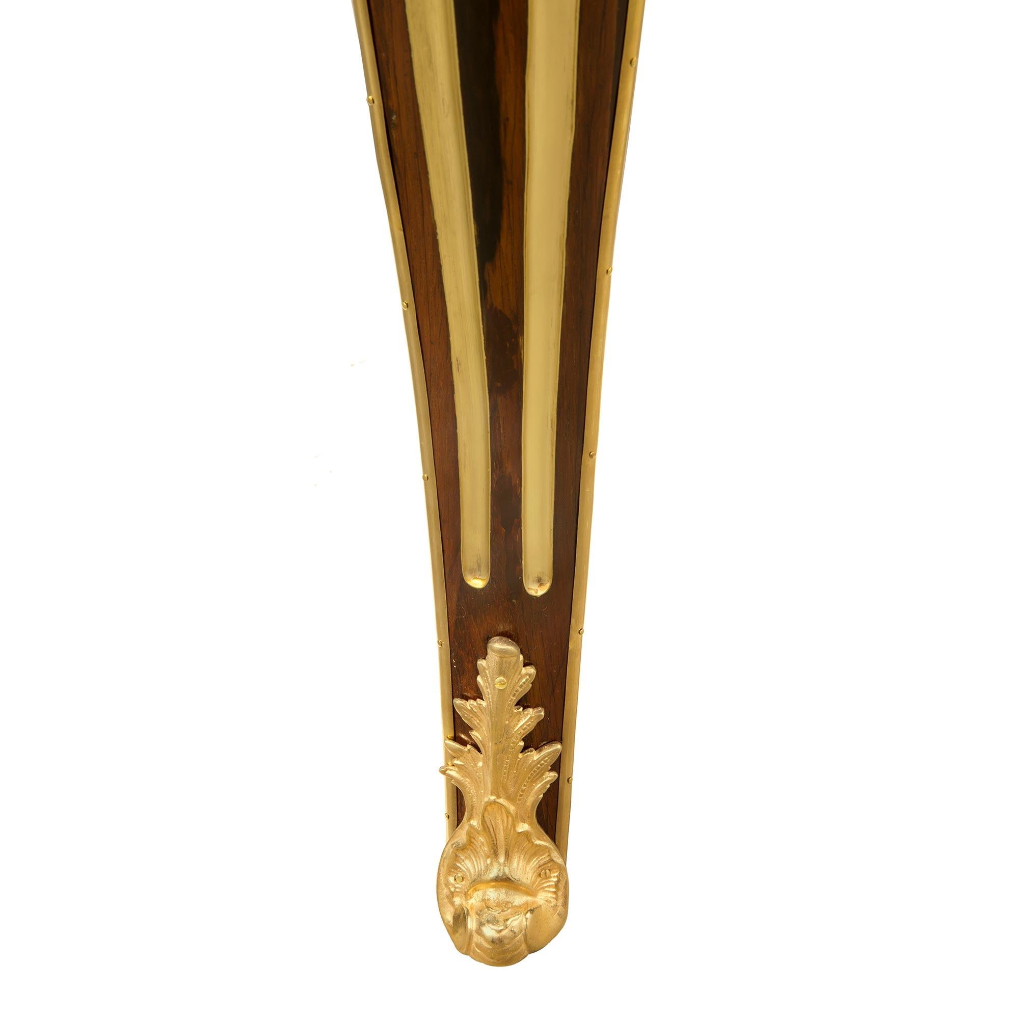 Bureau français de style Régence du 19ème siècle en bois de rose, bronze doré et laiton en vente 2