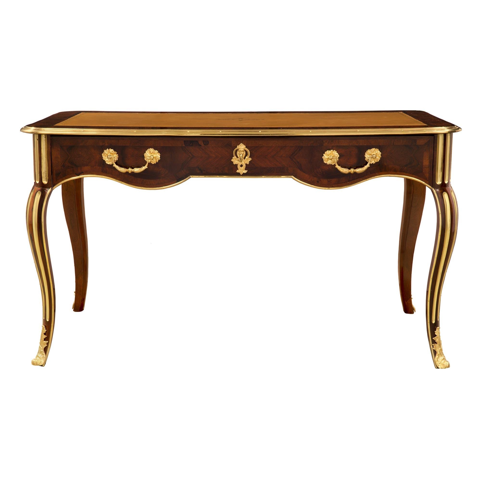 Bureau français de style Régence du 19ème siècle en bois de rose, bronze doré et laiton