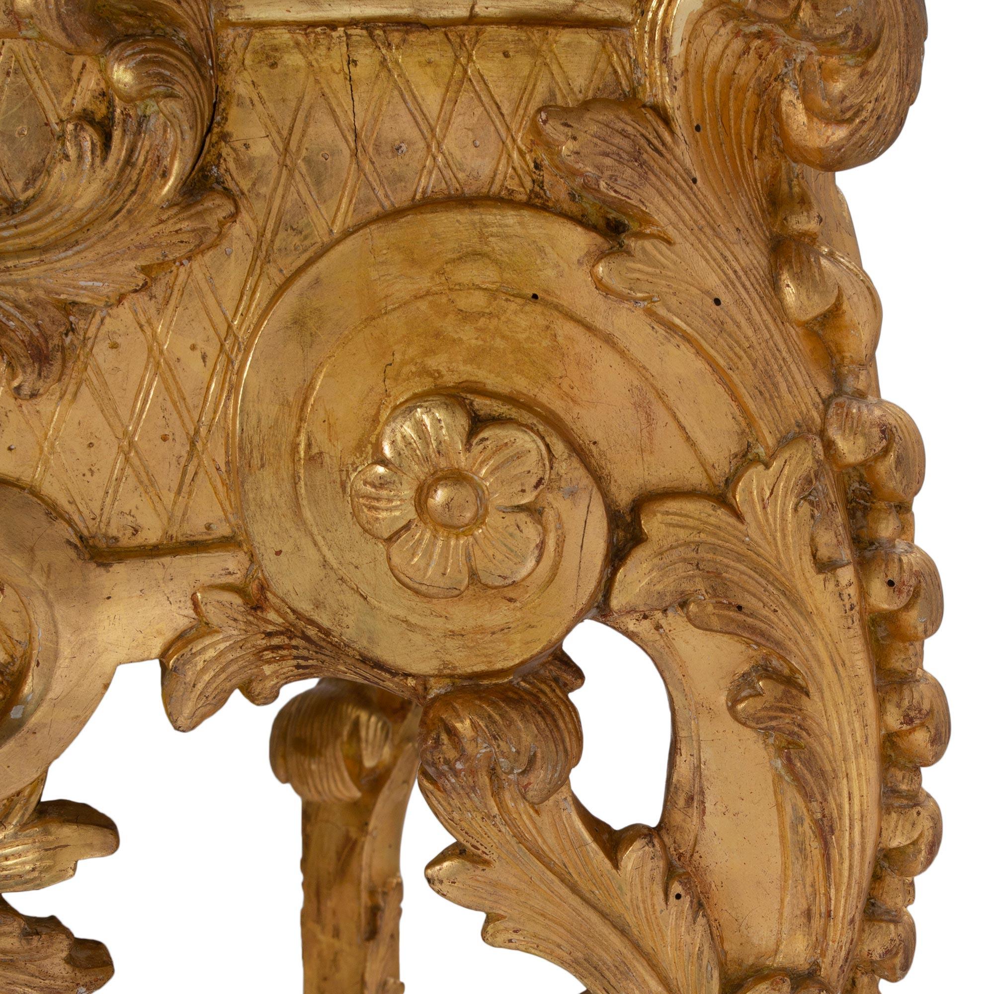 Mitteltisch aus vergoldetem Holz und Carrara-Marmor im Regency-Stil des 19. Jahrhunderts im Angebot 2