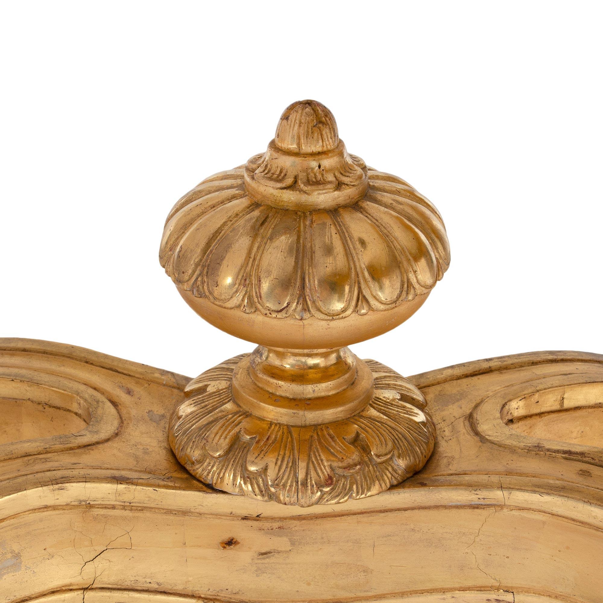 Mitteltisch aus vergoldetem Holz und Carrara-Marmor im Regency-Stil des 19. Jahrhunderts im Angebot 4
