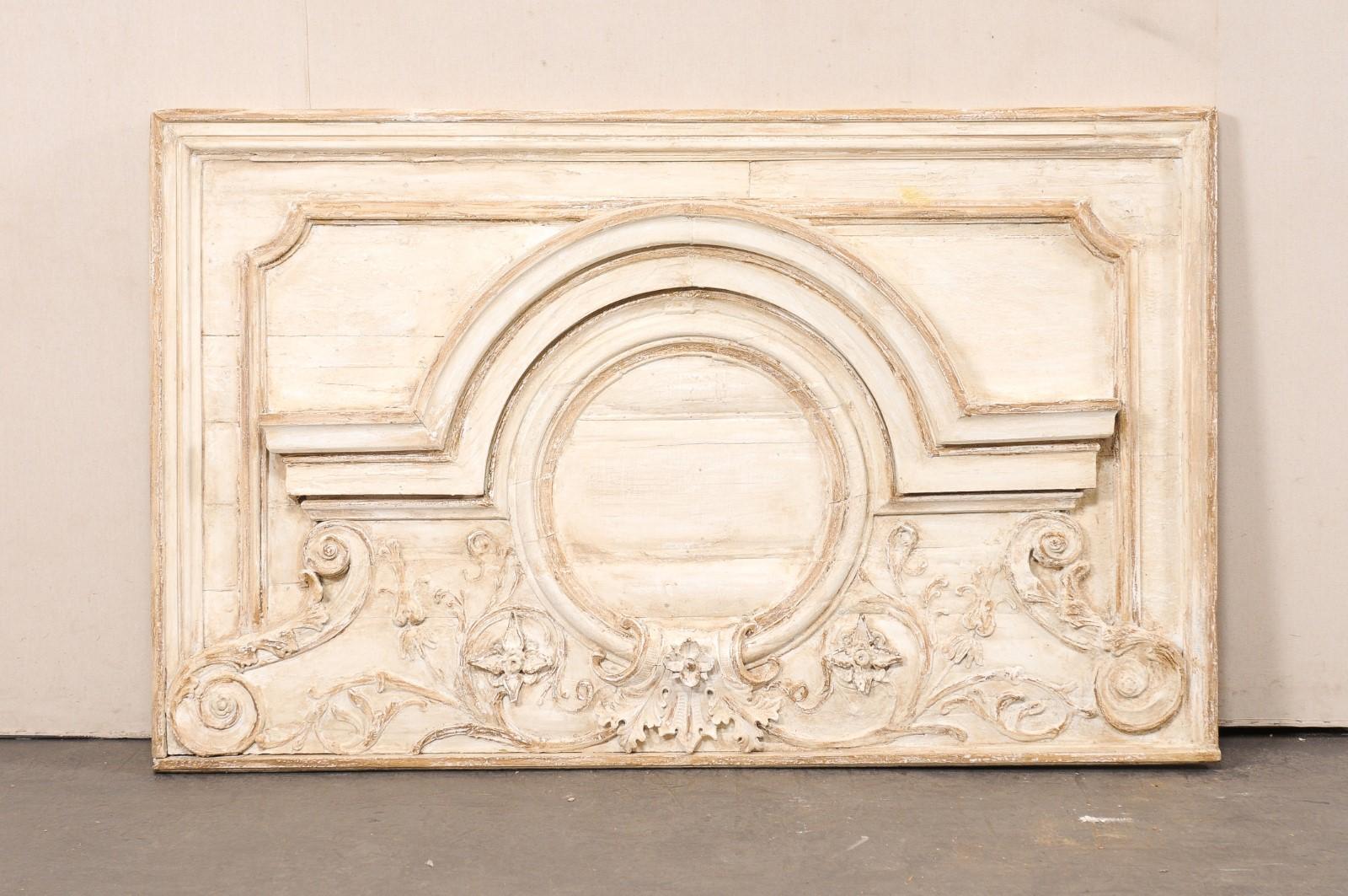 Panel mural decorativo francés rectangular tallado del siglo XIX. Este antiguo adorno de pared francés tiene forma rectangular y presenta un gran medallón circular en el centro, adornado con una moldura de doble arco, flanqueada por líneas rectas.