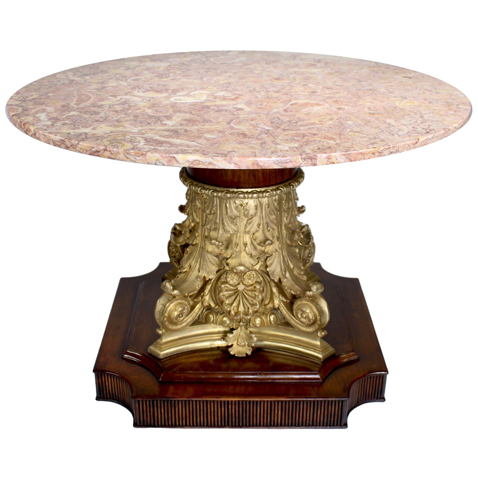 Une belle et rare table basse française du 19ème siècle de style néo-Renaissance en bronze doré et noyer avec dessus en marbre. Le chapiteau corinthien assemblé en bronze doré, maintenant converti en table basse, repose sur une base carrée finie et