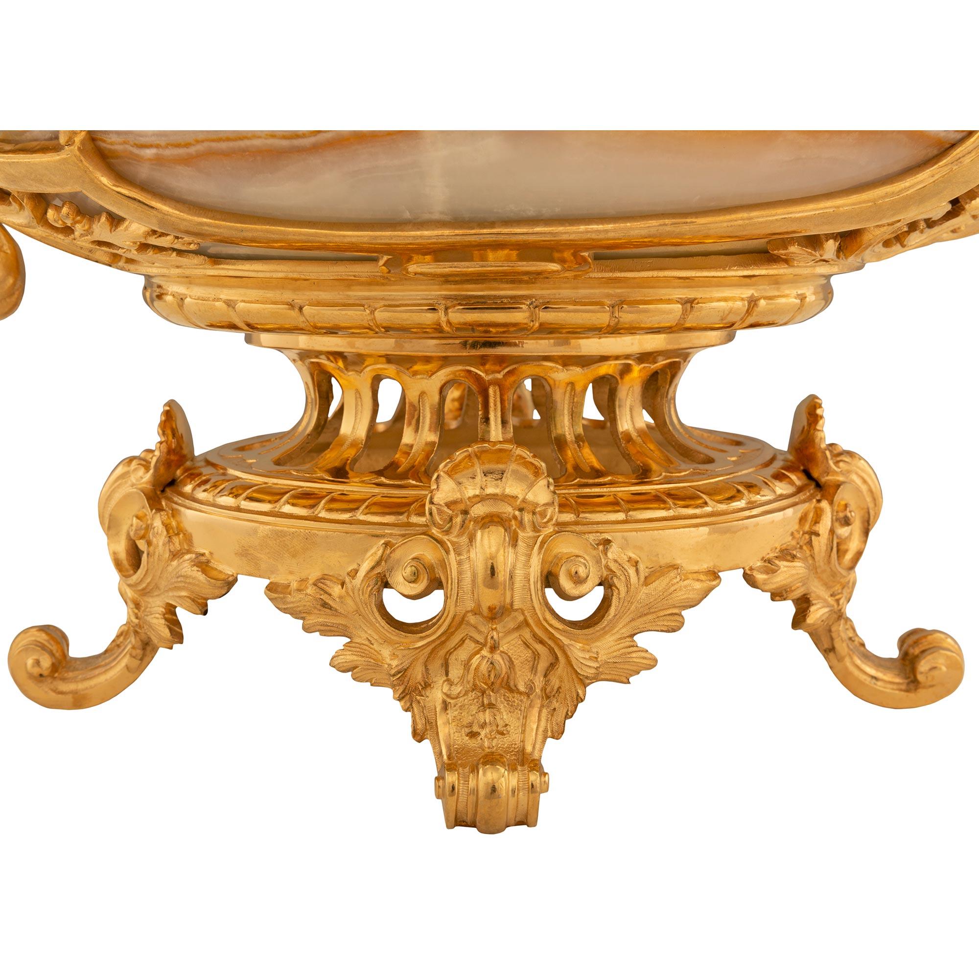 Centre de table de la Renaissance du 19ème siècle en marbre d'albâtre et bronze doré en vente 4