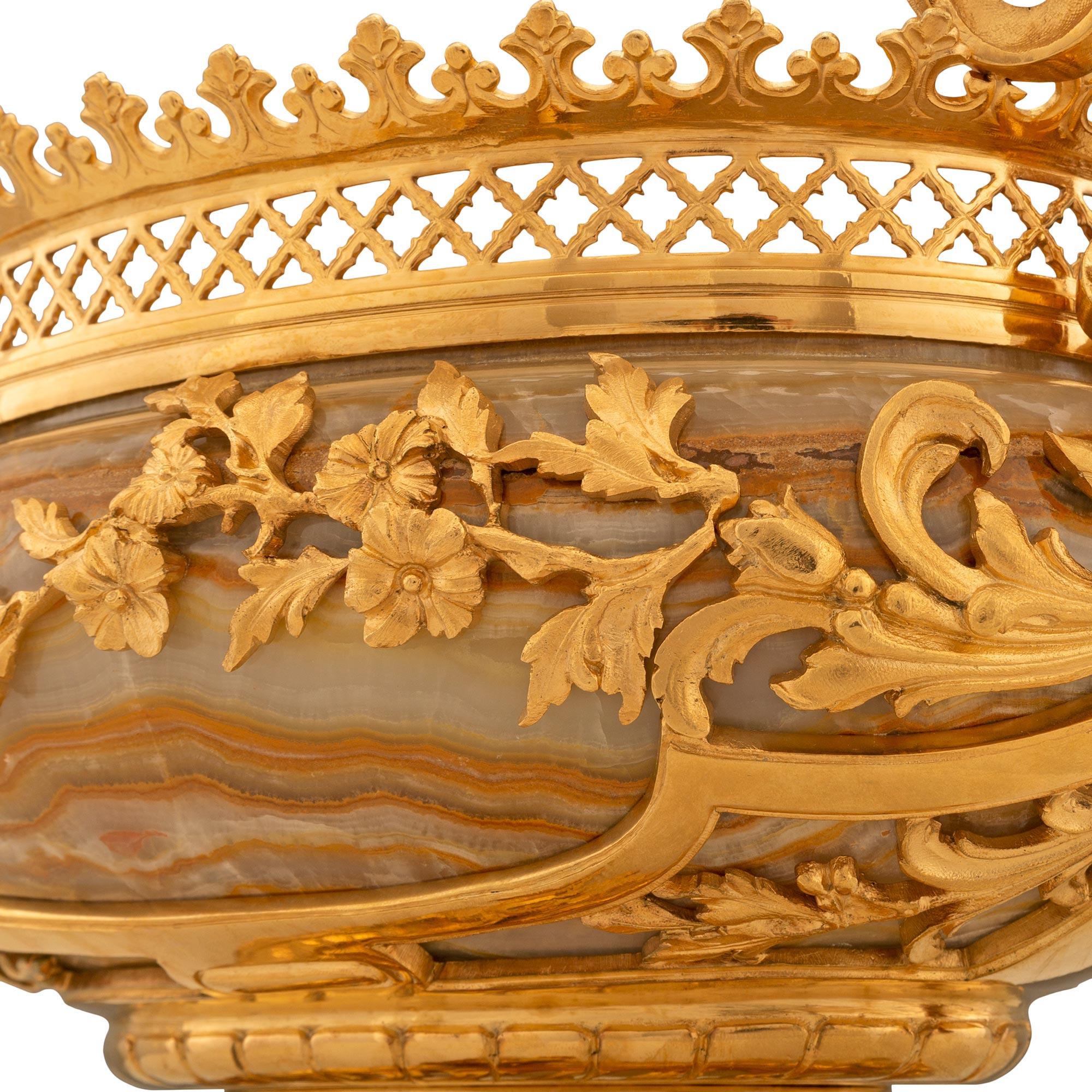 Centre de table de la Renaissance du 19ème siècle en marbre d'albâtre et bronze doré en vente 2