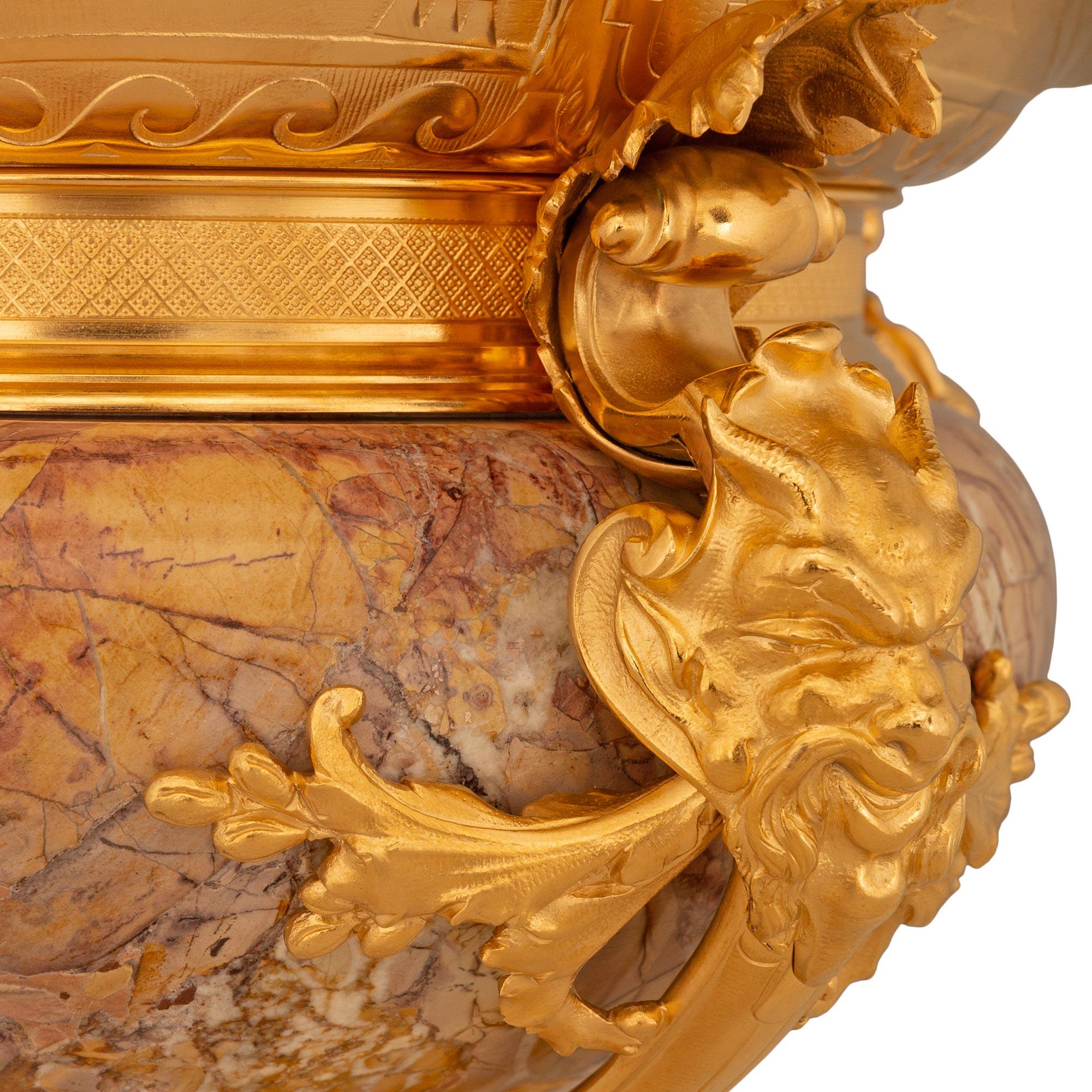 Eine prächtige und hochwertige Französisch 19. Jahrhundert Renaissance st. Ormolu und Breccia Nuvolata Rosa Marmor Mittelstück Pflanzer. Dieser atemberaubende Tafelaufsatz steht auf vier Cabriole-Beinen mit Tatzenfüßen. Jedes Bein ist durch eine