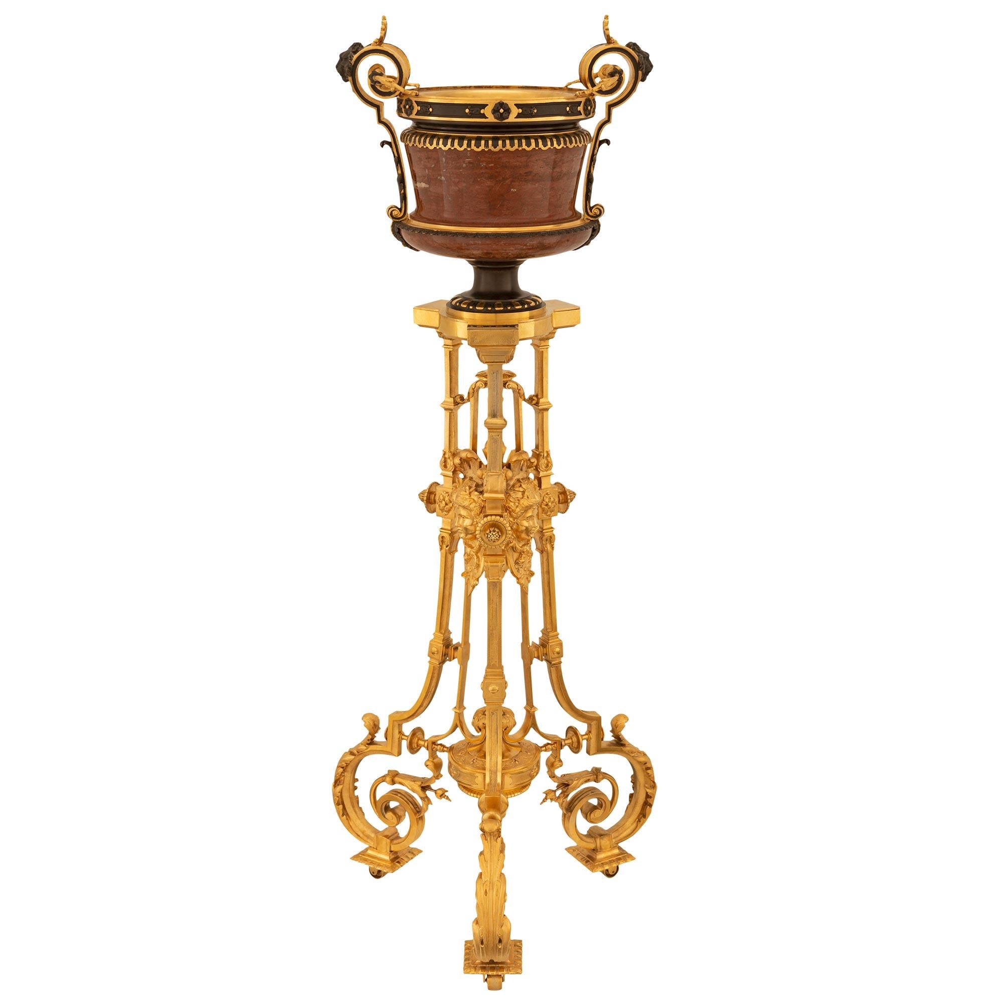 Jardinière/stand de style Renaissance du 19ème siècle en bronze, marbre et bronze doré en vente 5