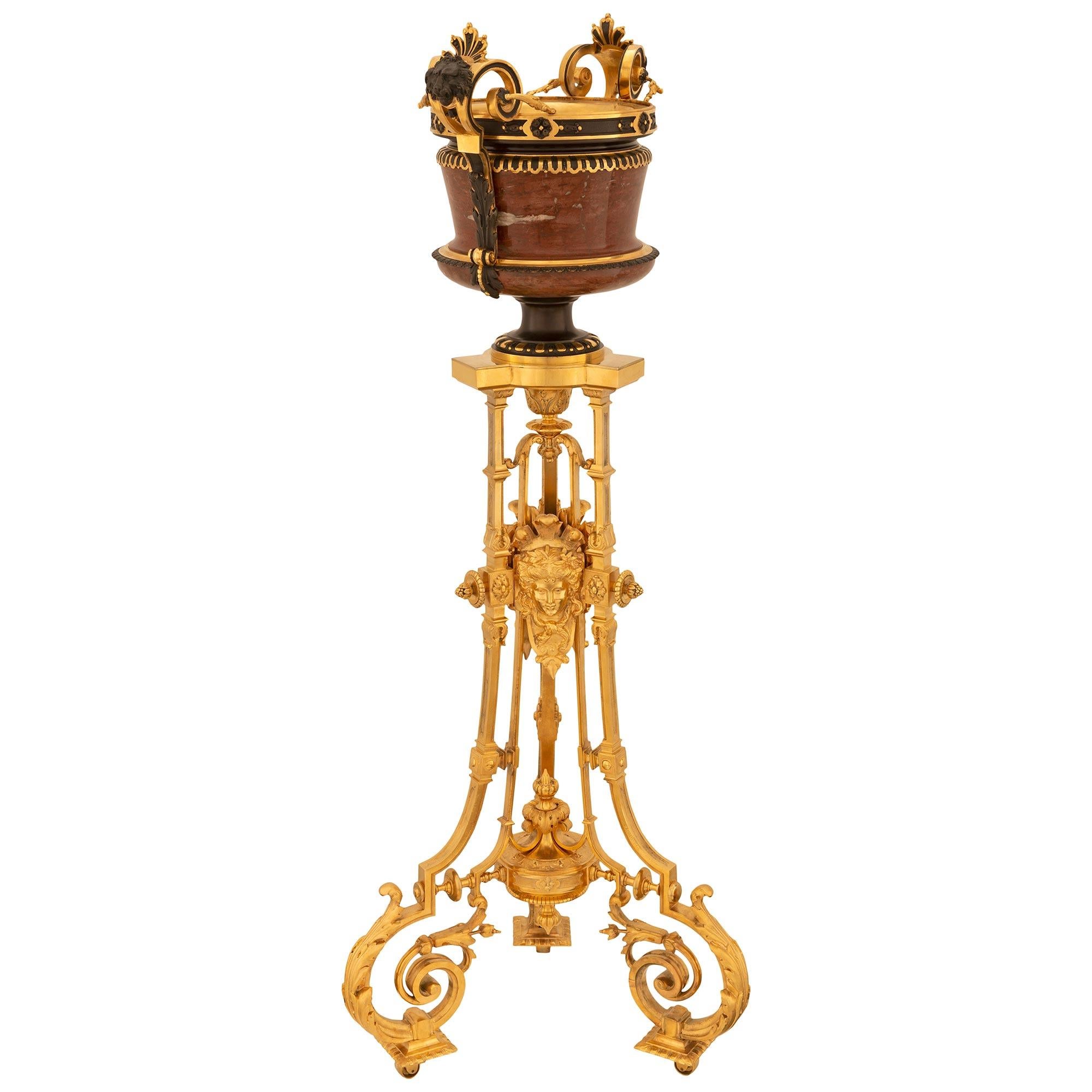 Patiné Jardinière/stand de style Renaissance du 19ème siècle en bronze, marbre et bronze doré en vente