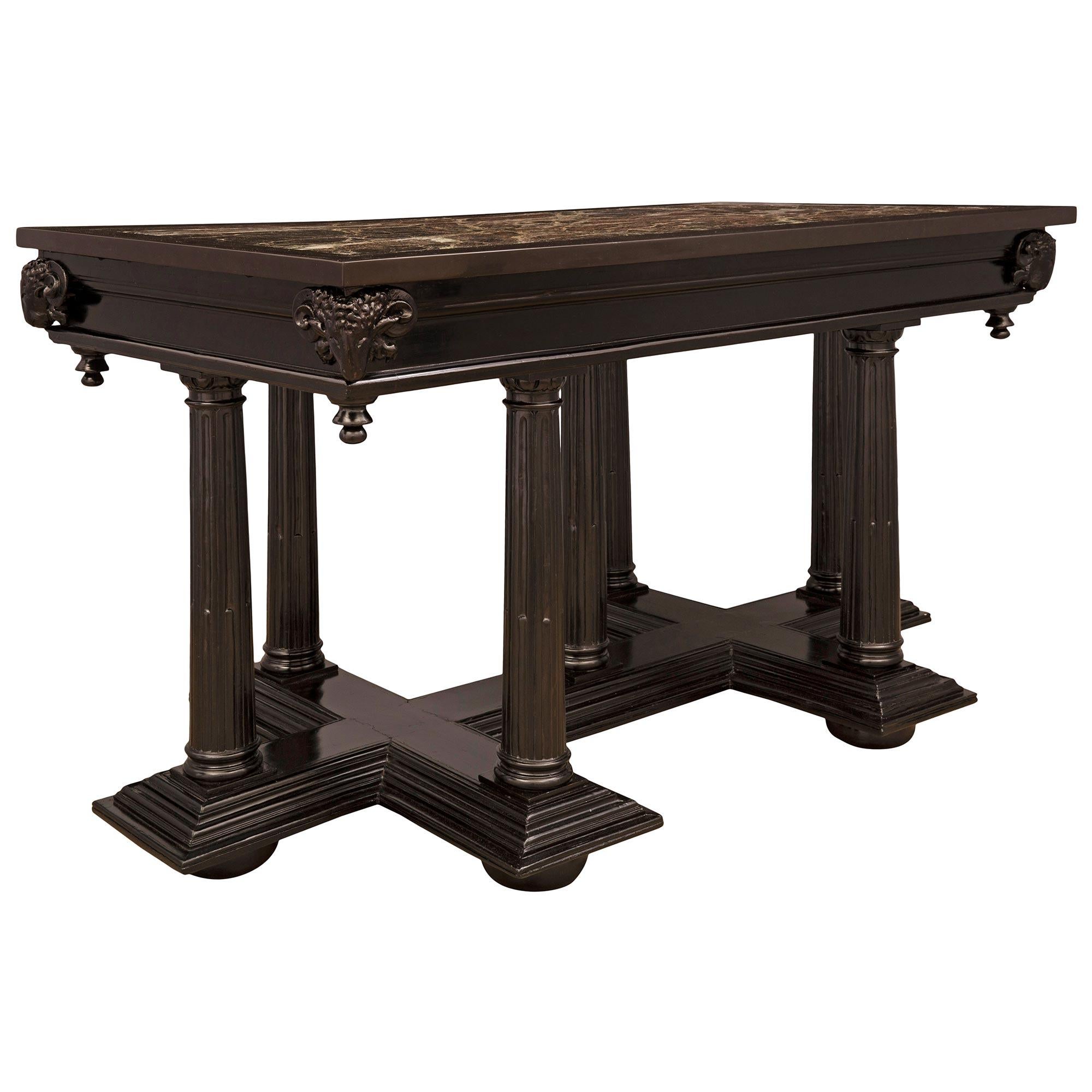 Français Table centrale/table bibliothèque française de la Renaissance du XIXe siècle en ébène et marbre en vente