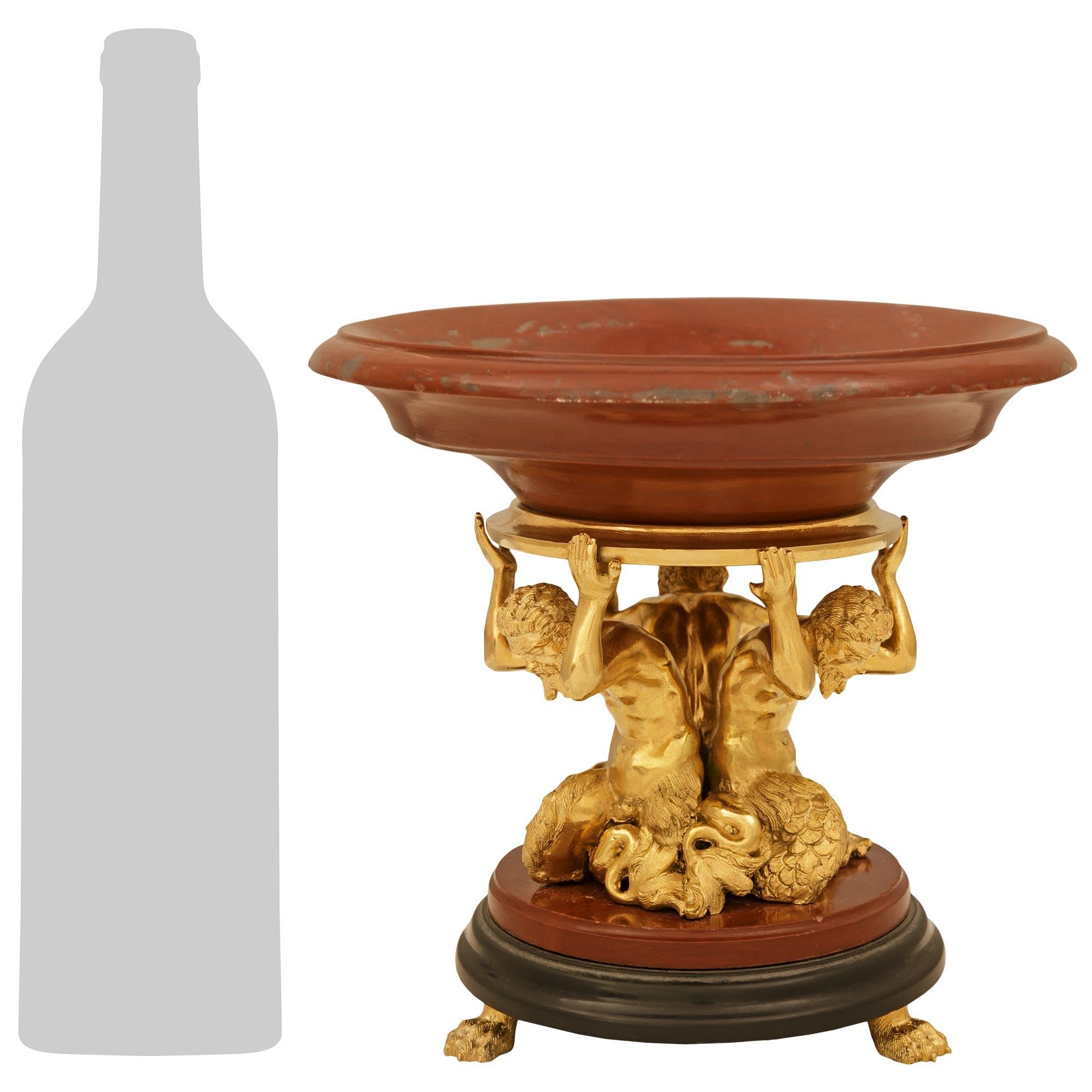 Eine schöne und hochwertige Französisch 19. Jahrhundert Renaissance st. Rosso Antico, schwarzem belgischem Marmor und Ormolu Mittelstück. Dieser auffällige Tafelaufsatz aus Vide Poche wird von drei Ormolu-Löwentatzenfüßen getragen, die einen runden