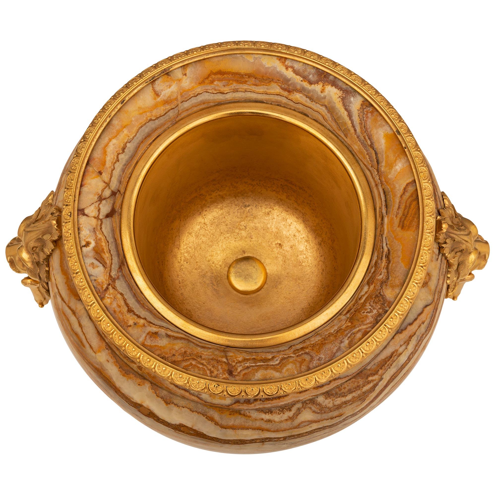 Une urne de grande qualité, datant de la Renaissance française du 19ème siècle, en bronze doré et en marbre Alabastro Fiorito. L'urne est surélevée par une remarquable base carrée en bronze doré avec de beaux pieds en forme de pattes, de beaux