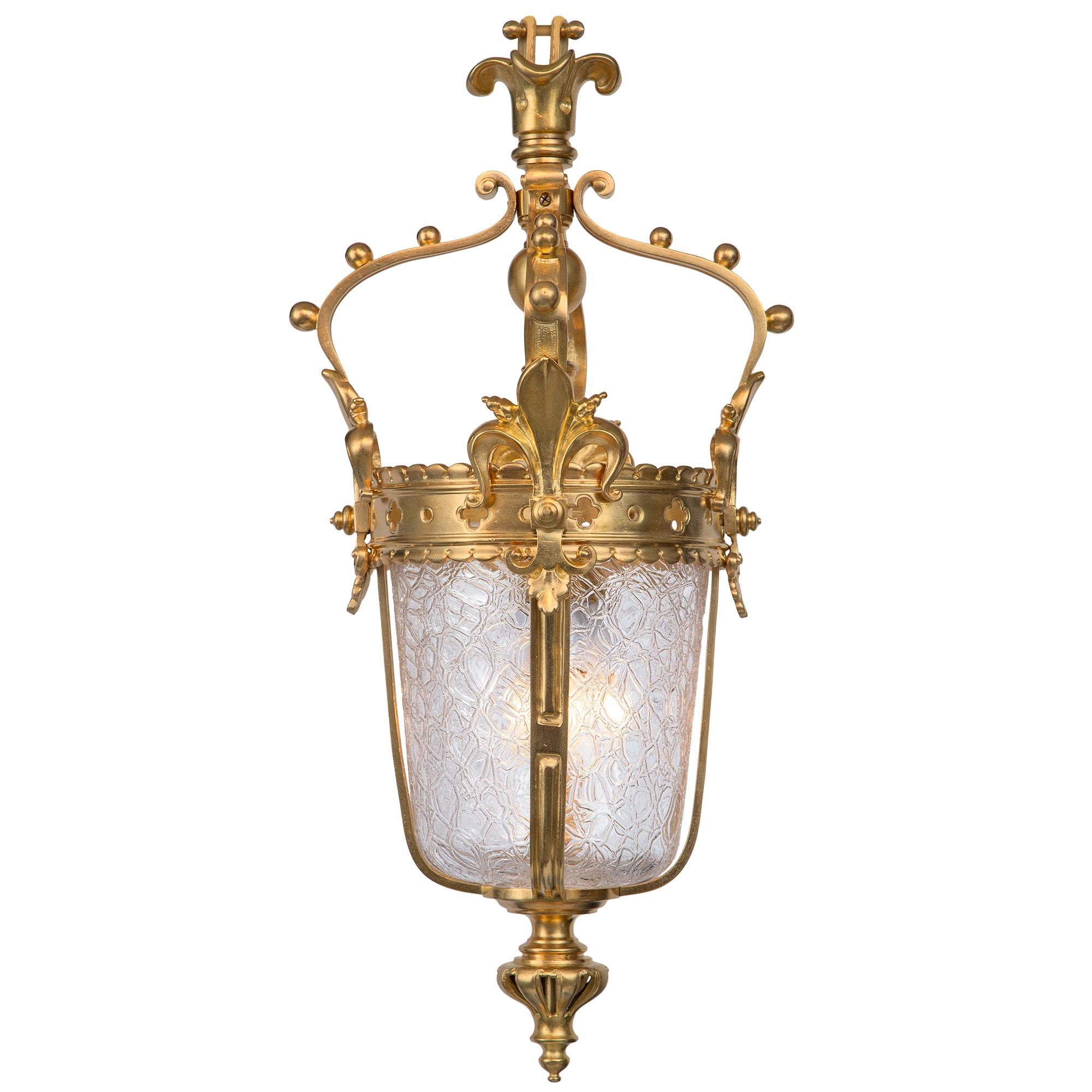 Un'elegante e affascinante lanterna francese del XIX secolo in stile rinascimentale con ormolu e vetro. Questa splendida lanterna è centrata da un decoratissimo terminale invertito con fori sul fondo. Quattro supporti leggermente ricurvi racchiudono