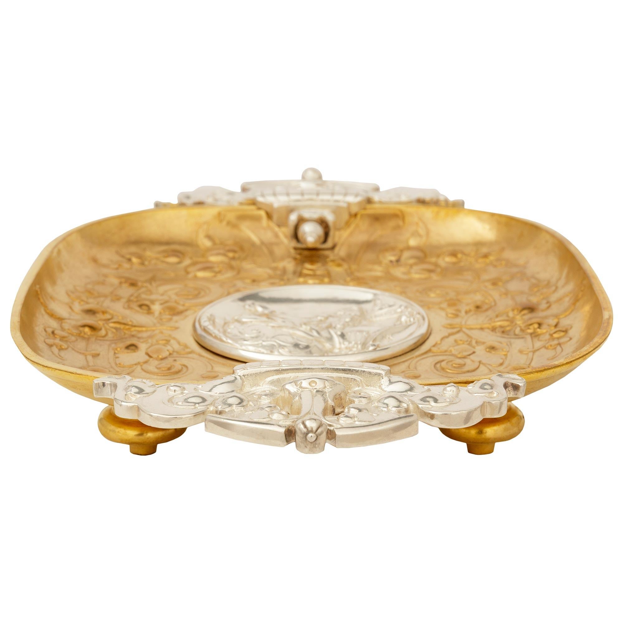 French 19th century Renaissance st. Ormolu and Silvered Bronze tray/centerpiece Bon état - En vente à West Palm Beach, FL