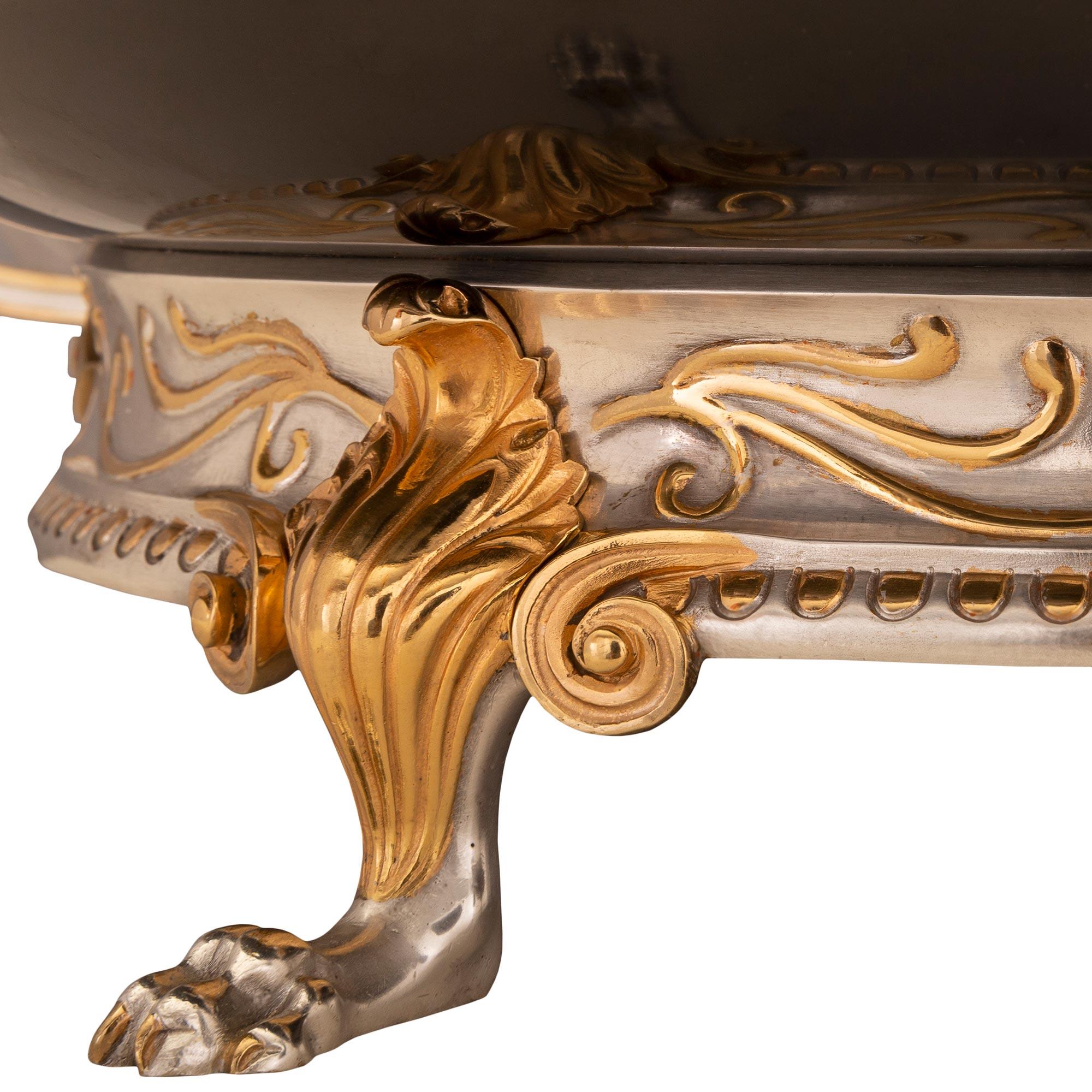 XIXe siècle Centre de table franais de la Renaissance du XIXe sicle en bronze et marbre en vente