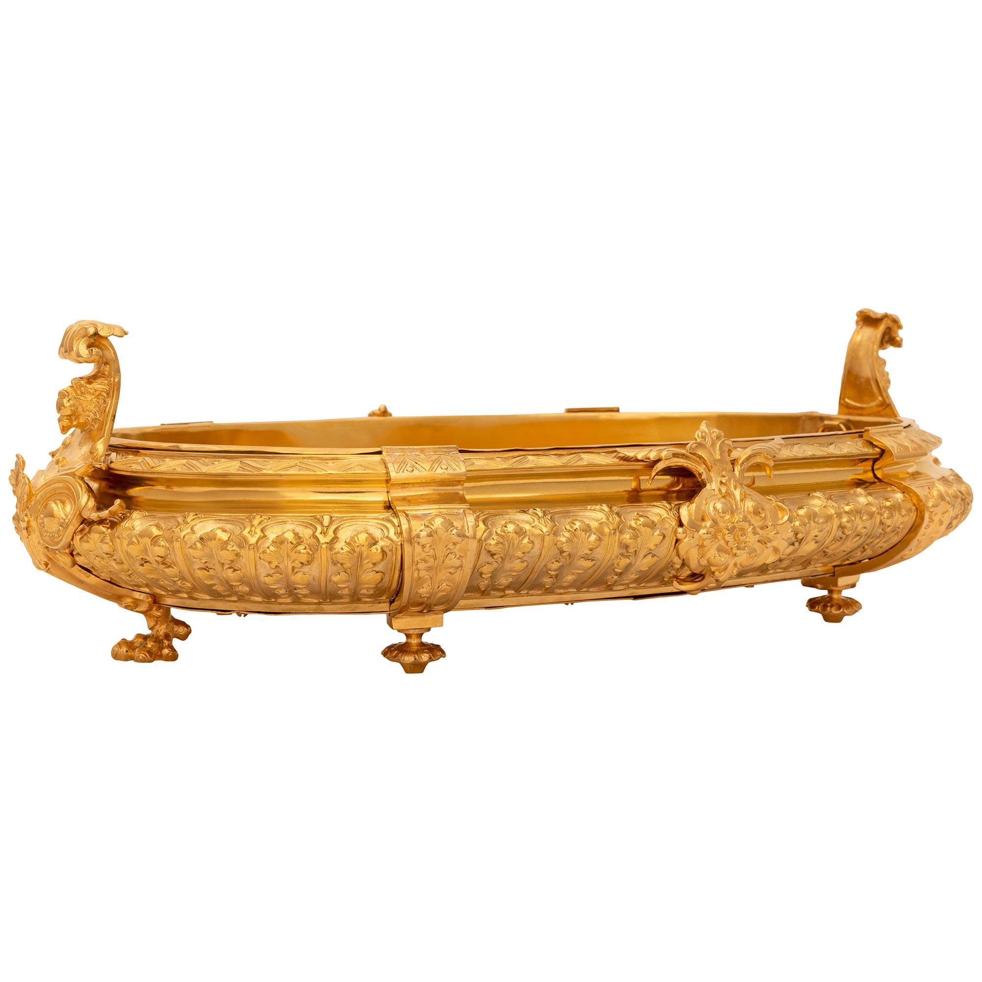 Français Centre de table français de la Renaissance du 19ème siècle en bronze doré en vente