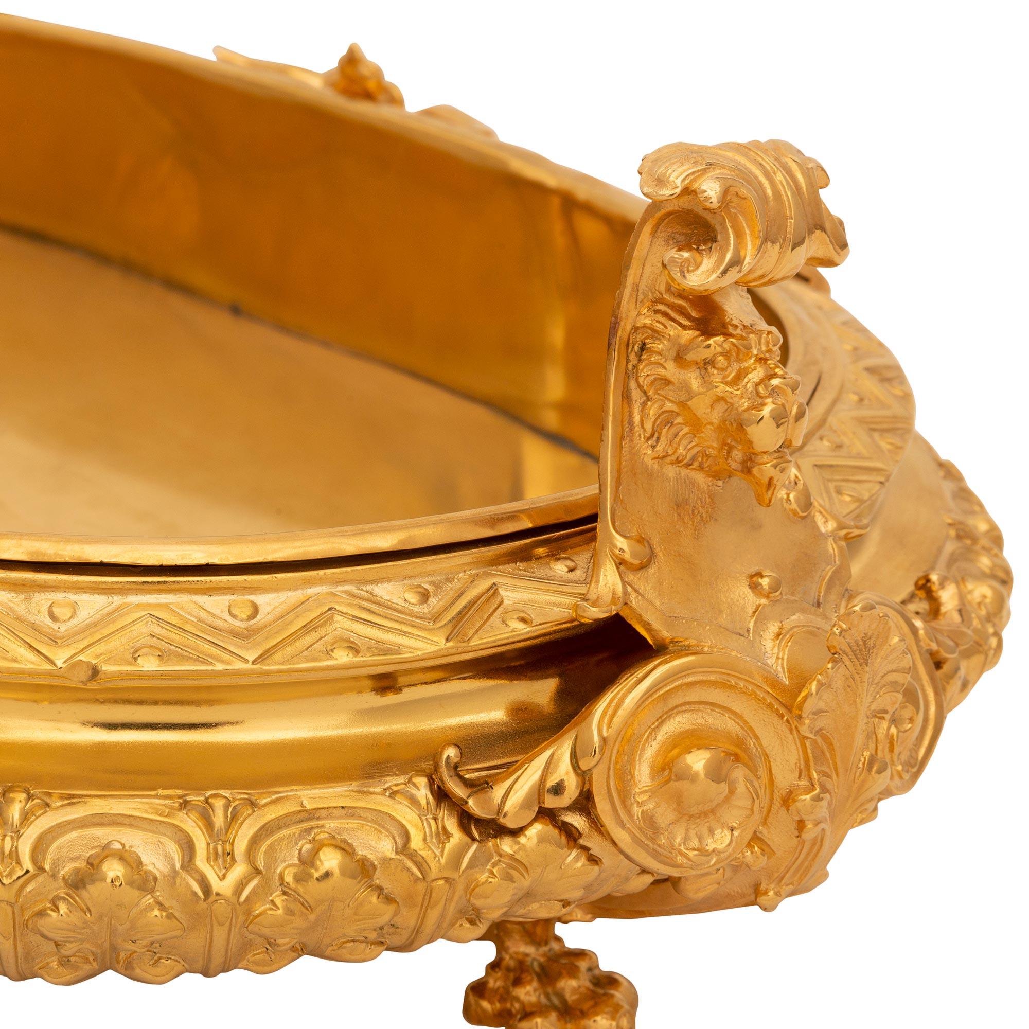 Bronze doré Centre de table français de la Renaissance du 19ème siècle en bronze doré en vente