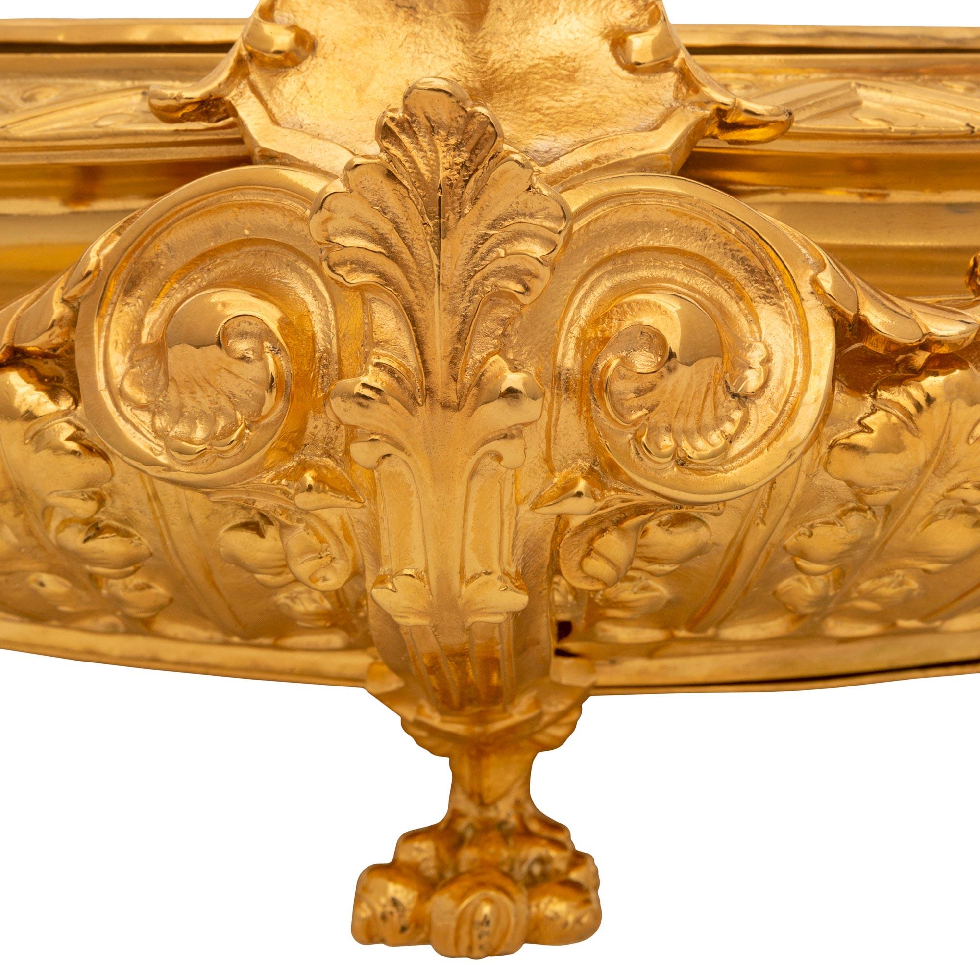 Centre de table français de la Renaissance du 19ème siècle en bronze doré en vente 1