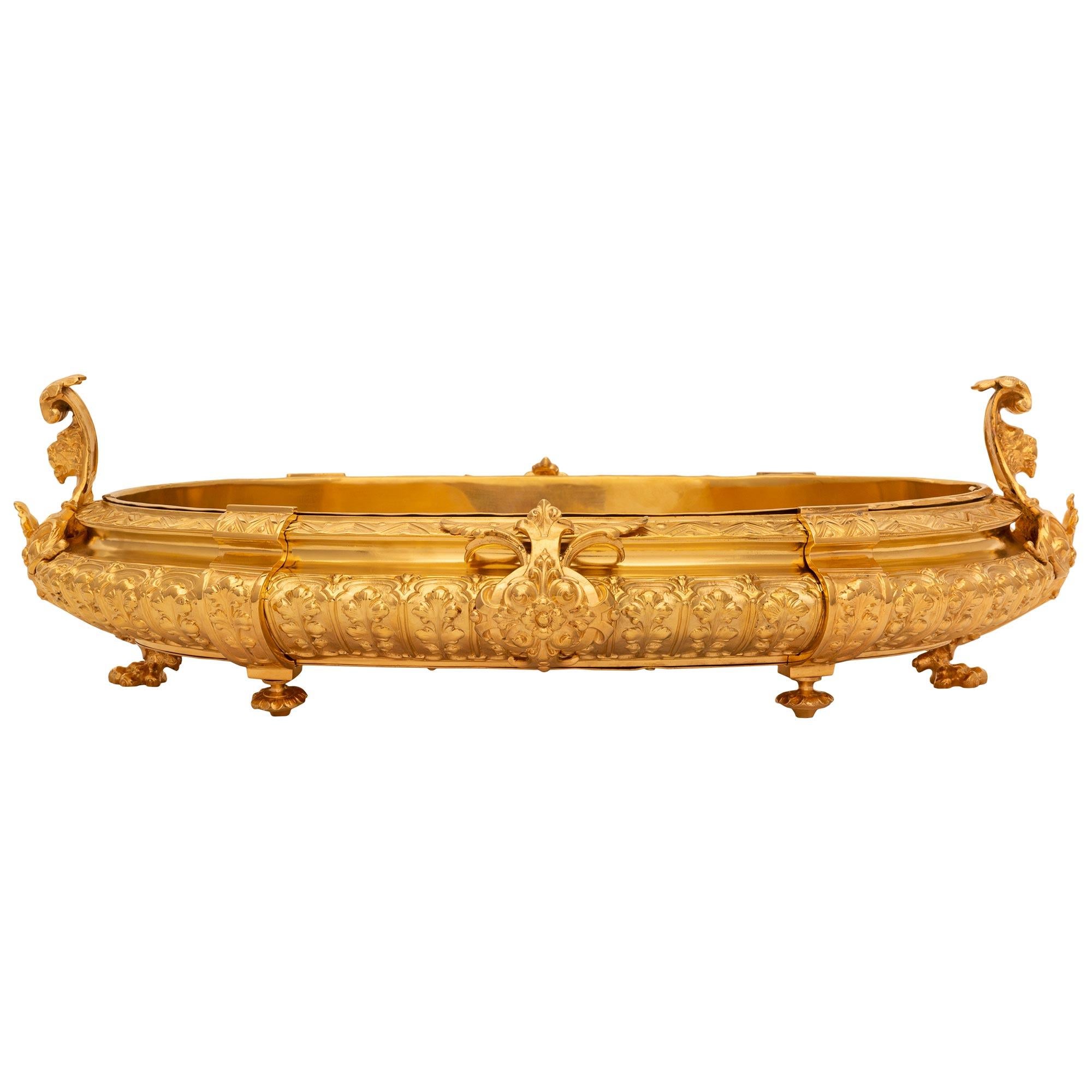 Centre de table français de la Renaissance du 19ème siècle en bronze doré en vente 3