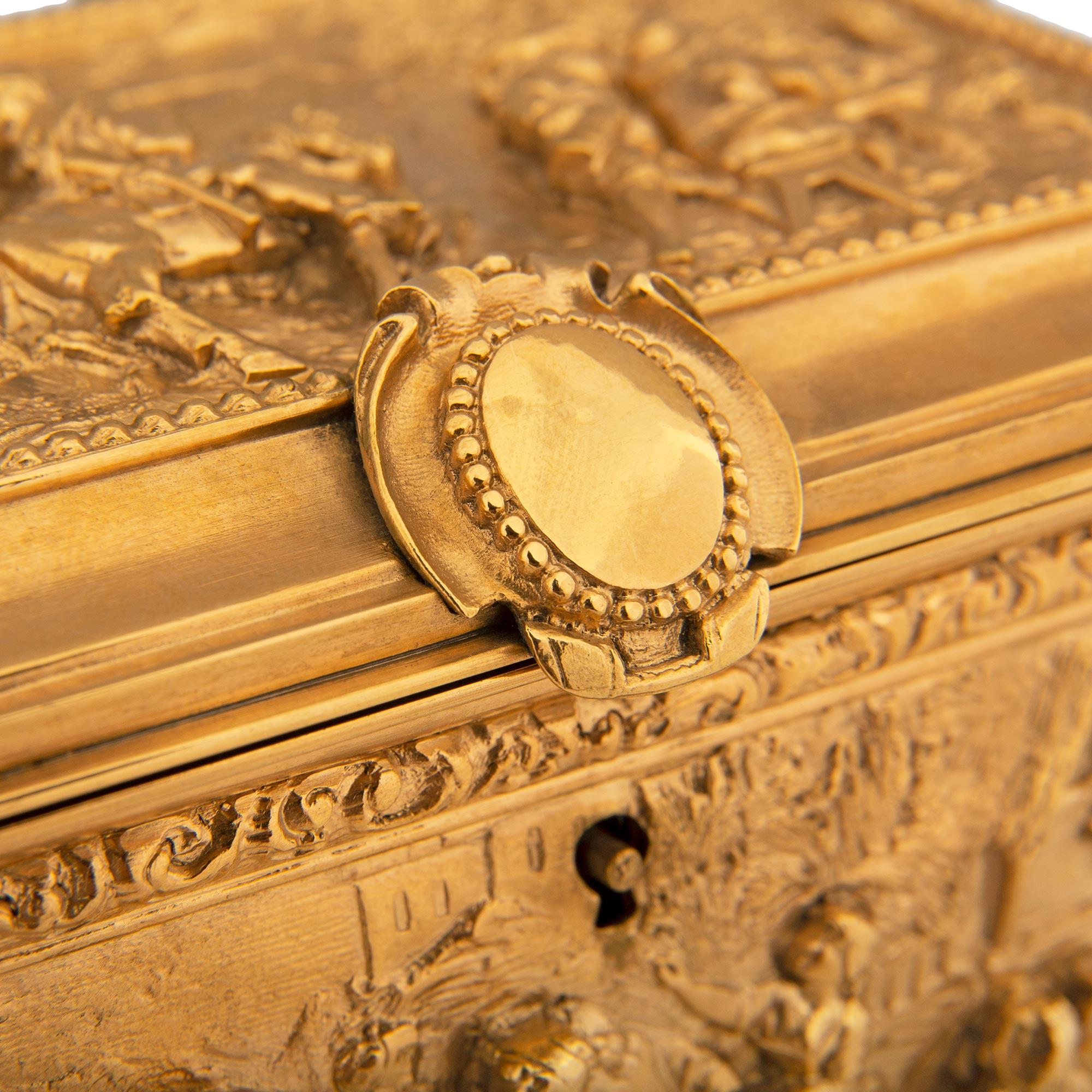 XIXe siècle Boîte à bijoux française de la Renaissance du 19ème siècle en bronze doré, signée A.B. Paris en vente