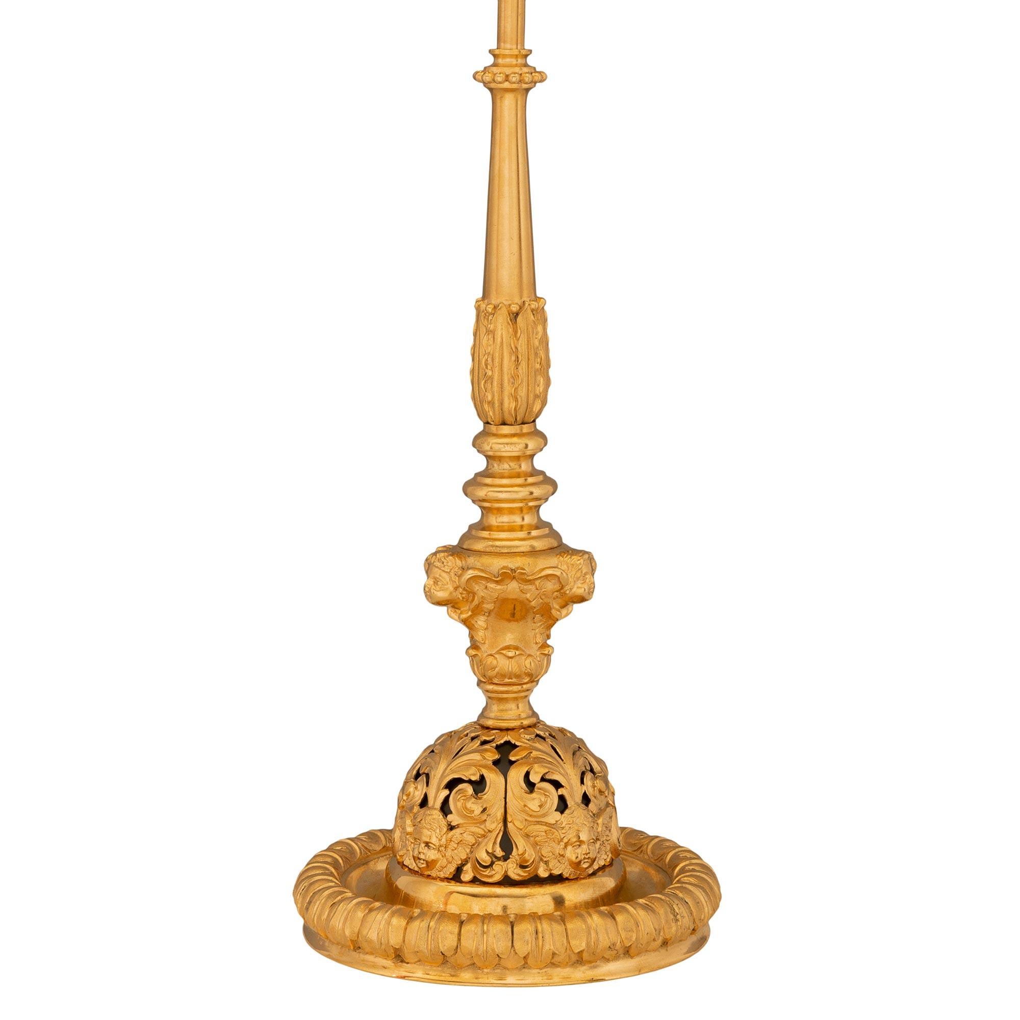 Une belle lampe française du 19ème siècle en st. ormolu de la Renaissance. La lampe est surélevée par une belle base circulaire avec une fine bande feuillagée sous le support percé en forme de dôme présentant des mouvements feuillagés et de