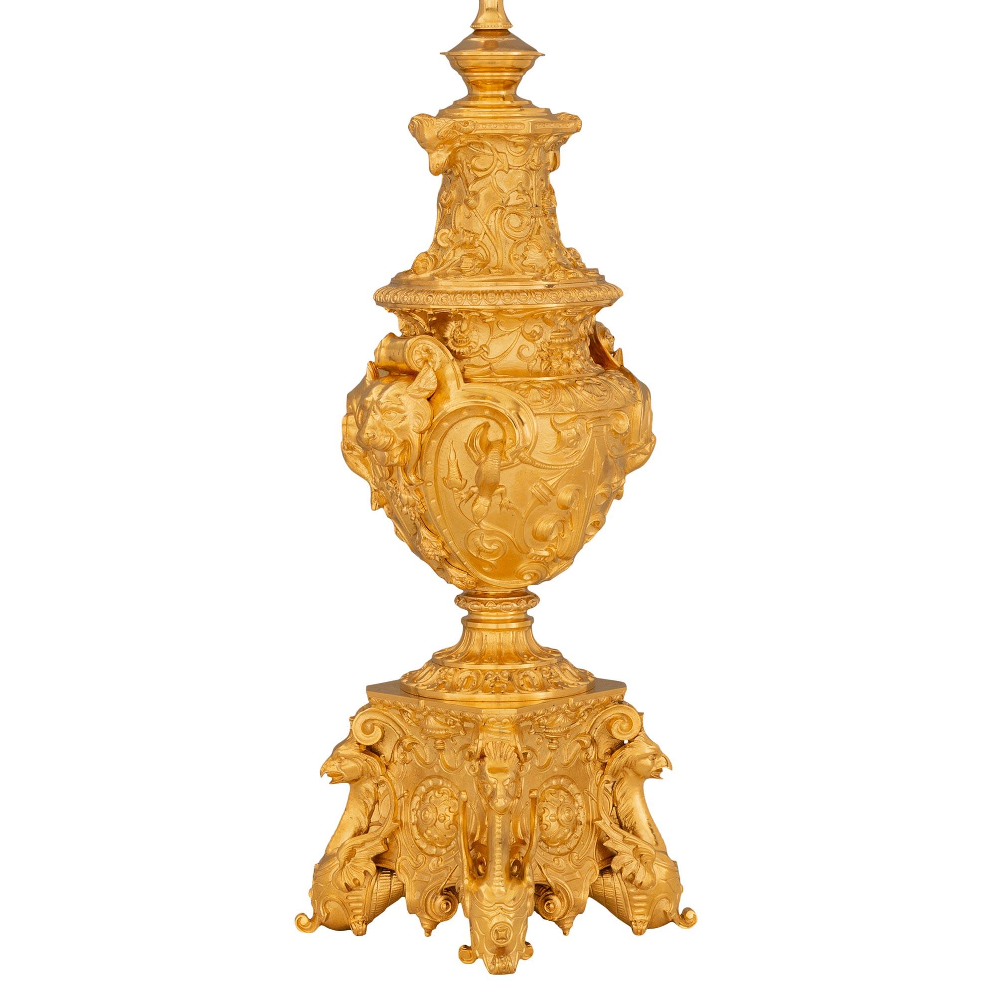Une impressionnante et très haute qualité de lampe française du 19ème siècle en st. ormolu de la Renaissance. La lampe est surélevée par une base carrée frappante avec des pieds de griffon uniques au milieu d'étonnants et extrêmement décoratifs
