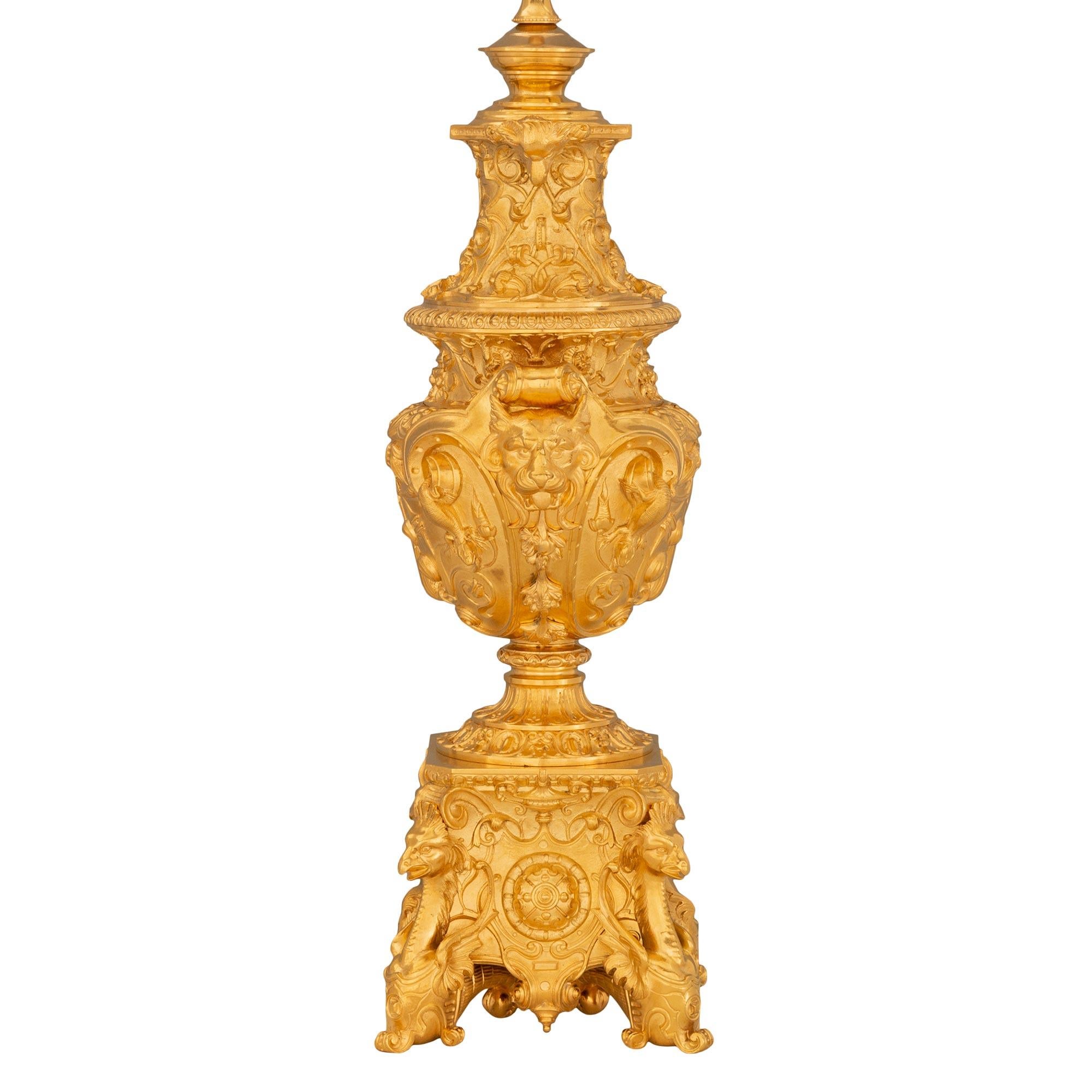 Français Lampe française de style Renaissance du XIXe siècle en bronze doré en vente