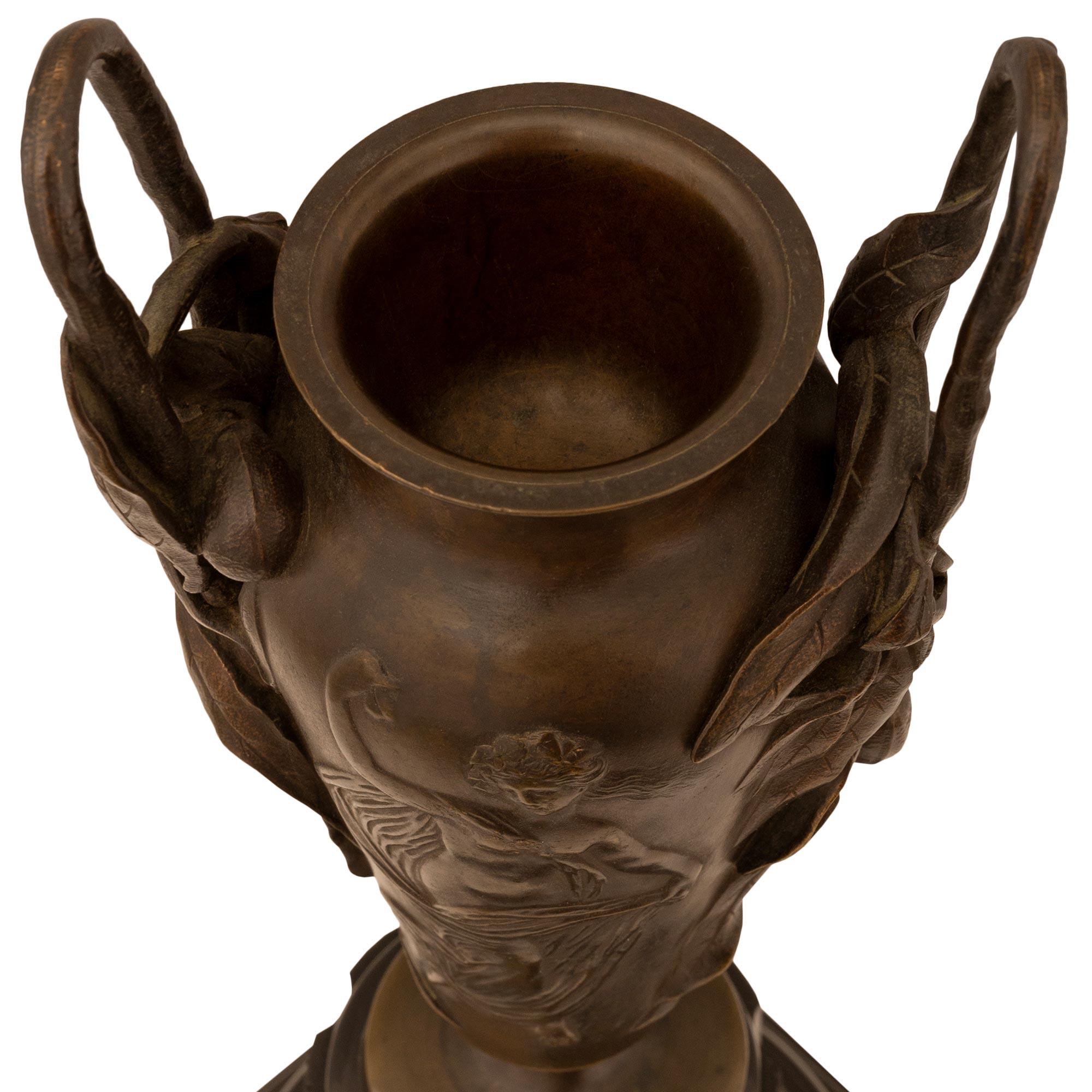 Urne en bronze patiné et marbre noir de Belgique de la Renaissance française du 19e siècle en vente 3