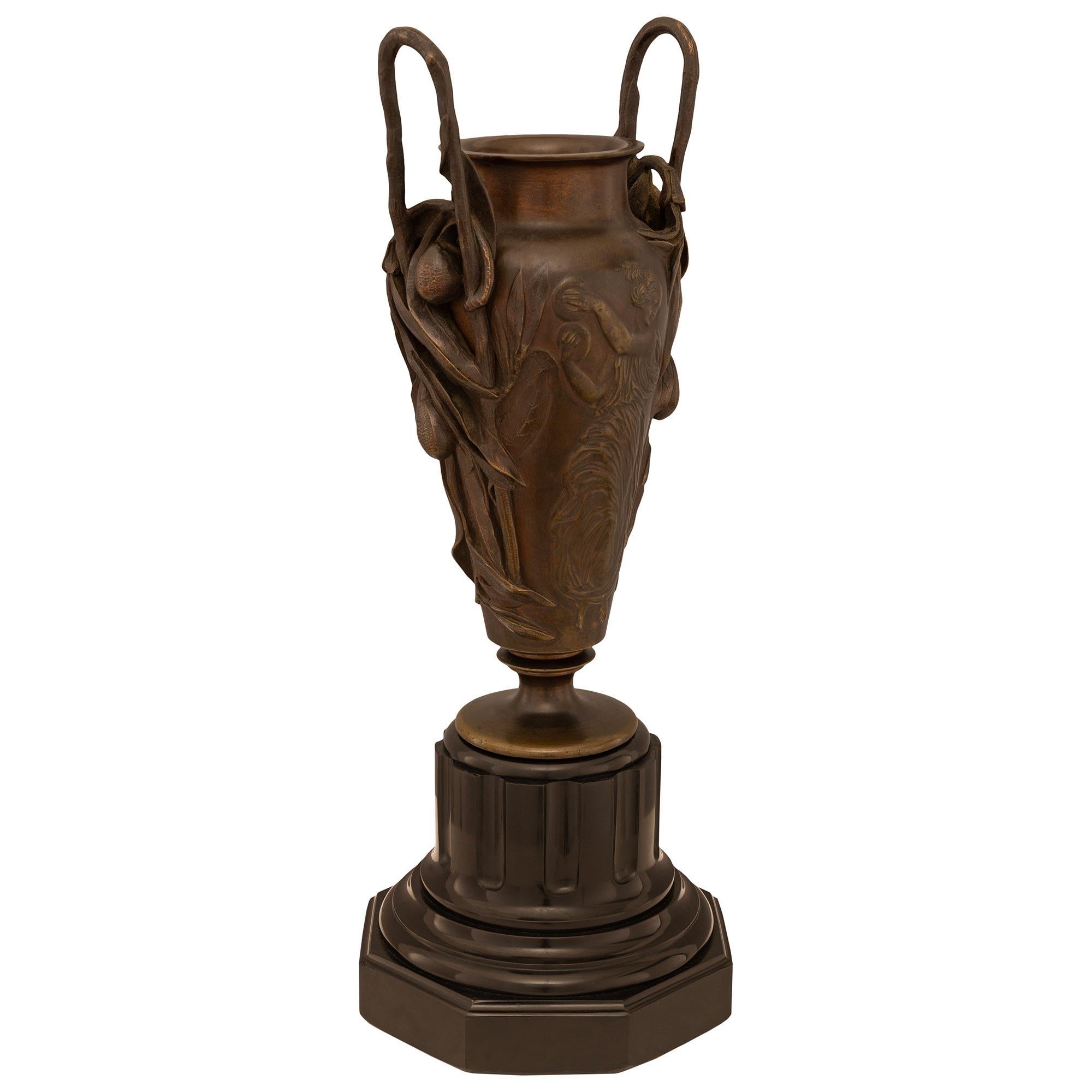 Français Urne en bronze patiné et marbre noir de Belgique de la Renaissance française du 19e siècle en vente