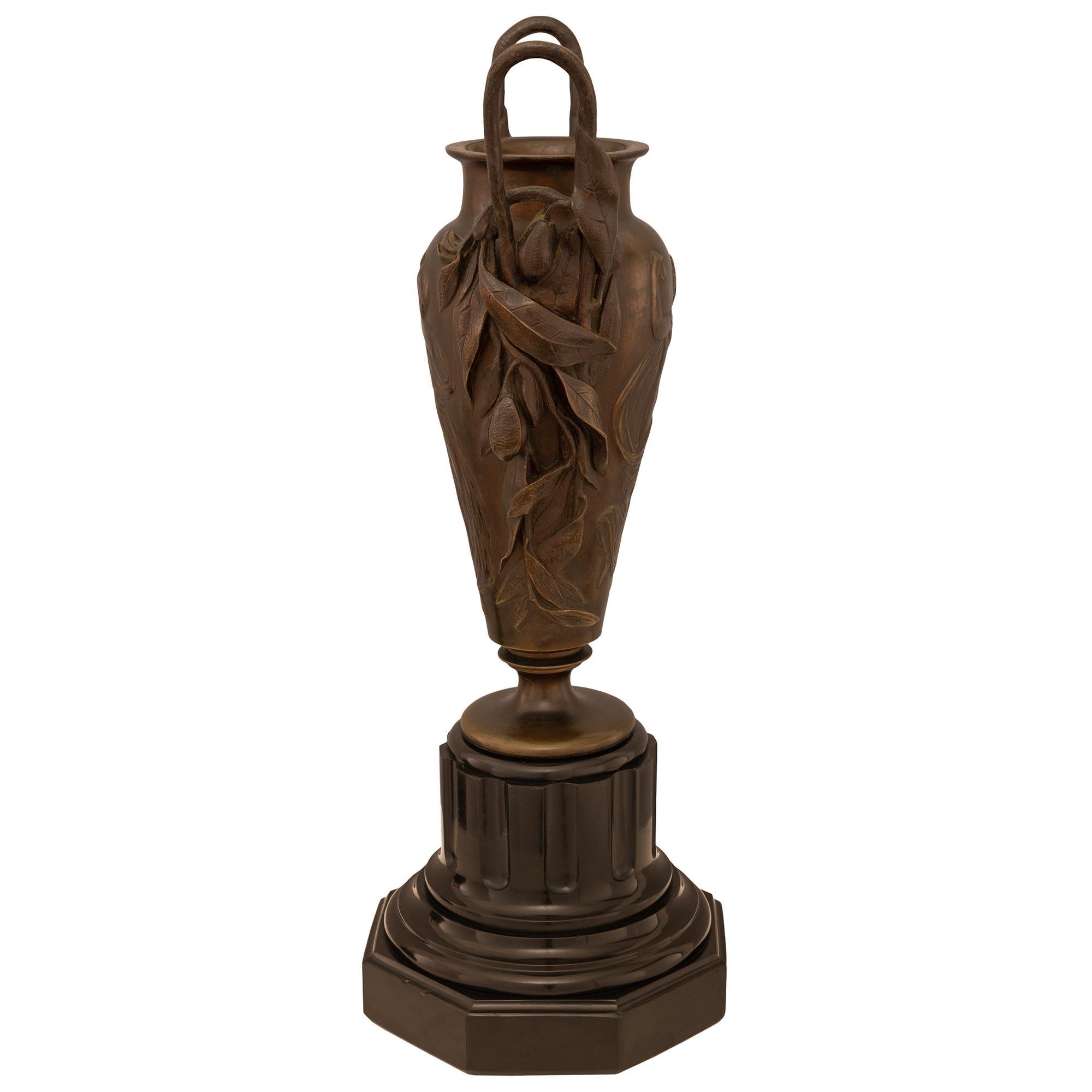Patiné Urne en bronze patiné et marbre noir de Belgique de la Renaissance française du 19e siècle en vente