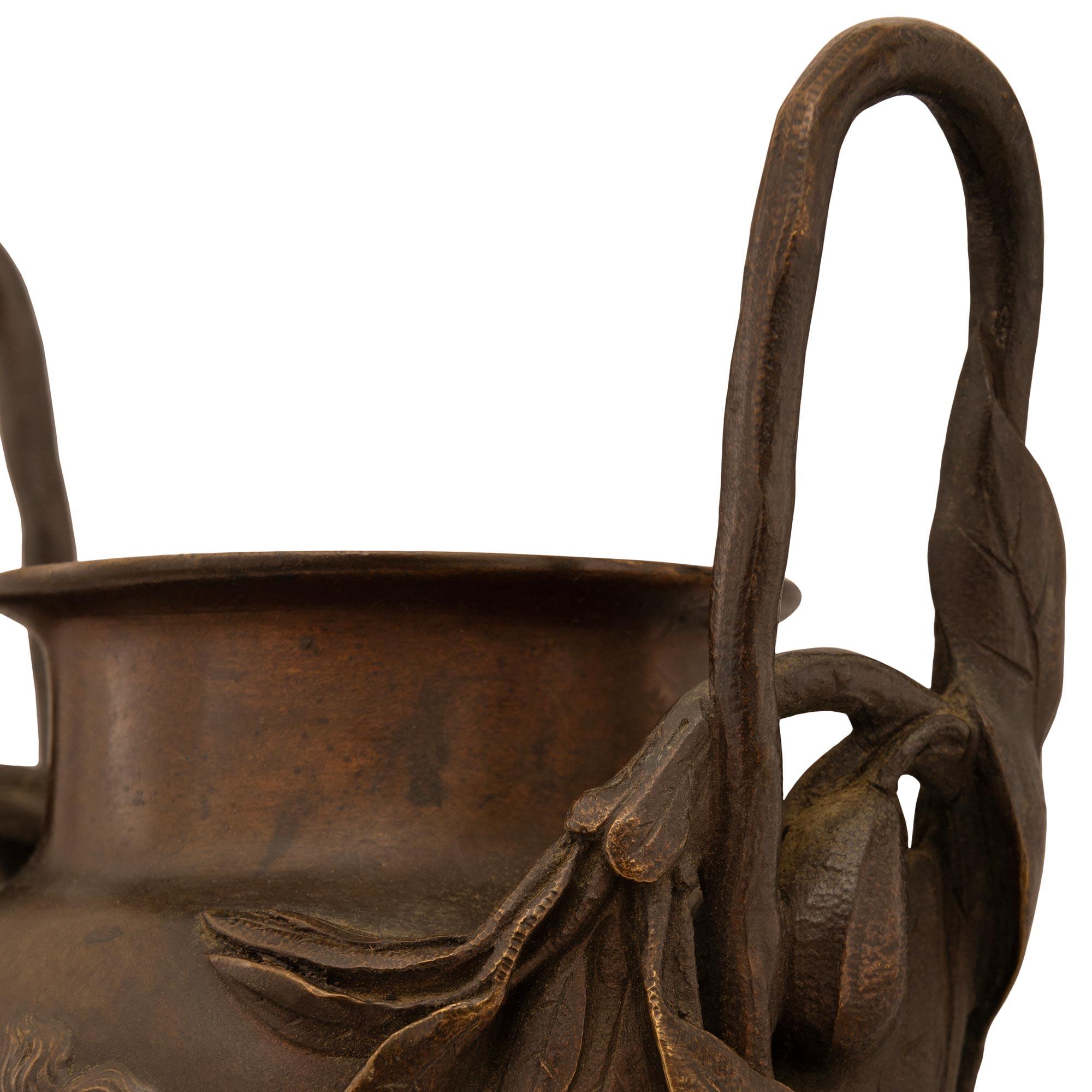 Urne en bronze patiné et marbre noir de Belgique de la Renaissance française du 19e siècle Bon état - En vente à West Palm Beach, FL