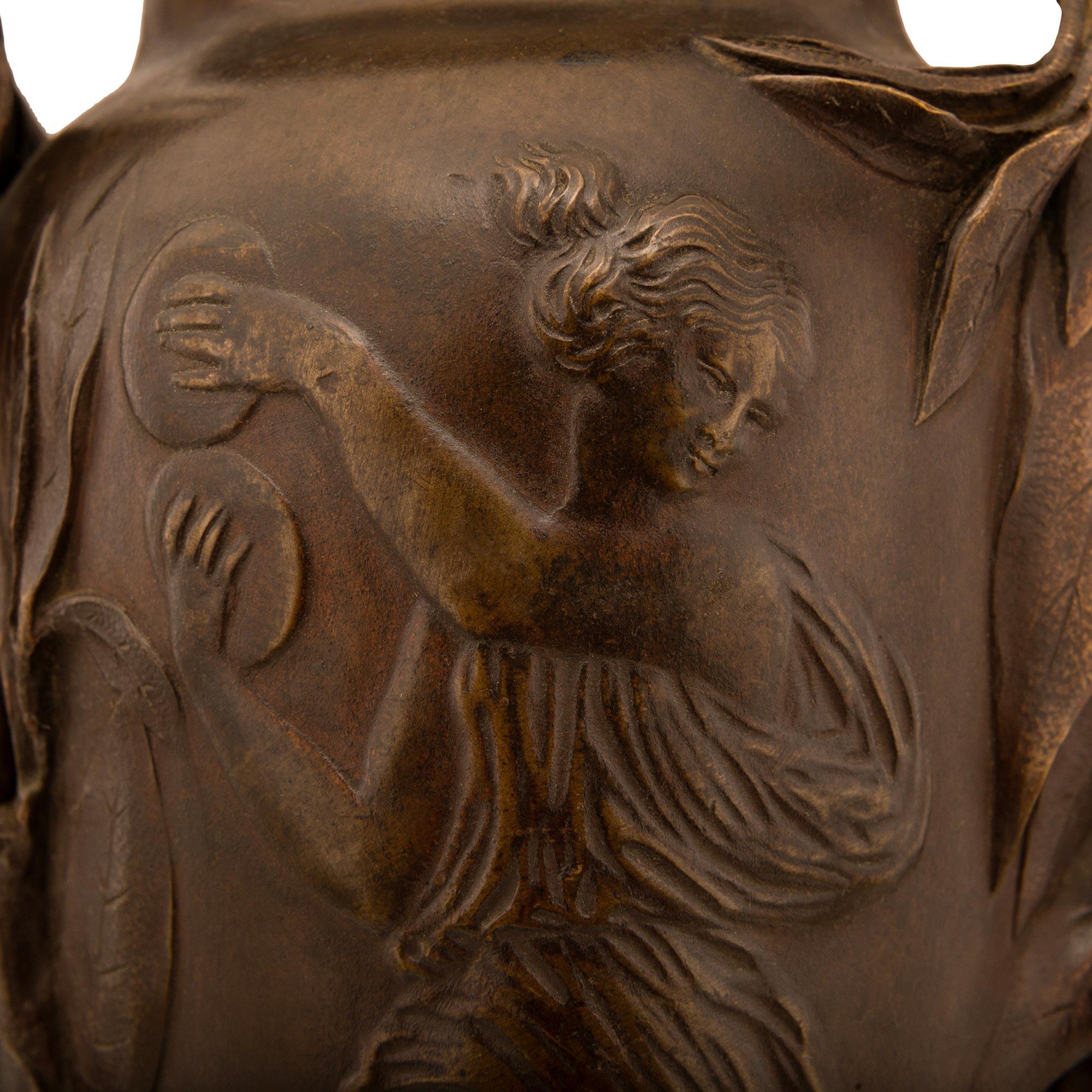 XIXe siècle Urne en bronze patiné et marbre noir de Belgique de la Renaissance française du 19e siècle en vente