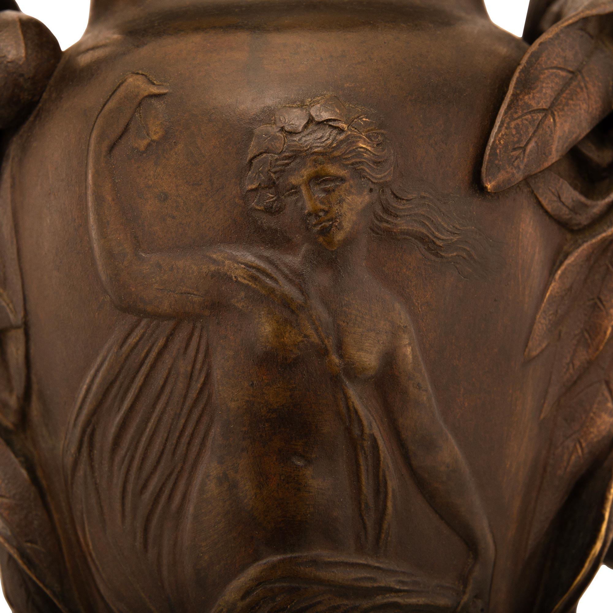 Bronze Urne en bronze patiné et marbre noir de Belgique de la Renaissance française du 19e siècle en vente