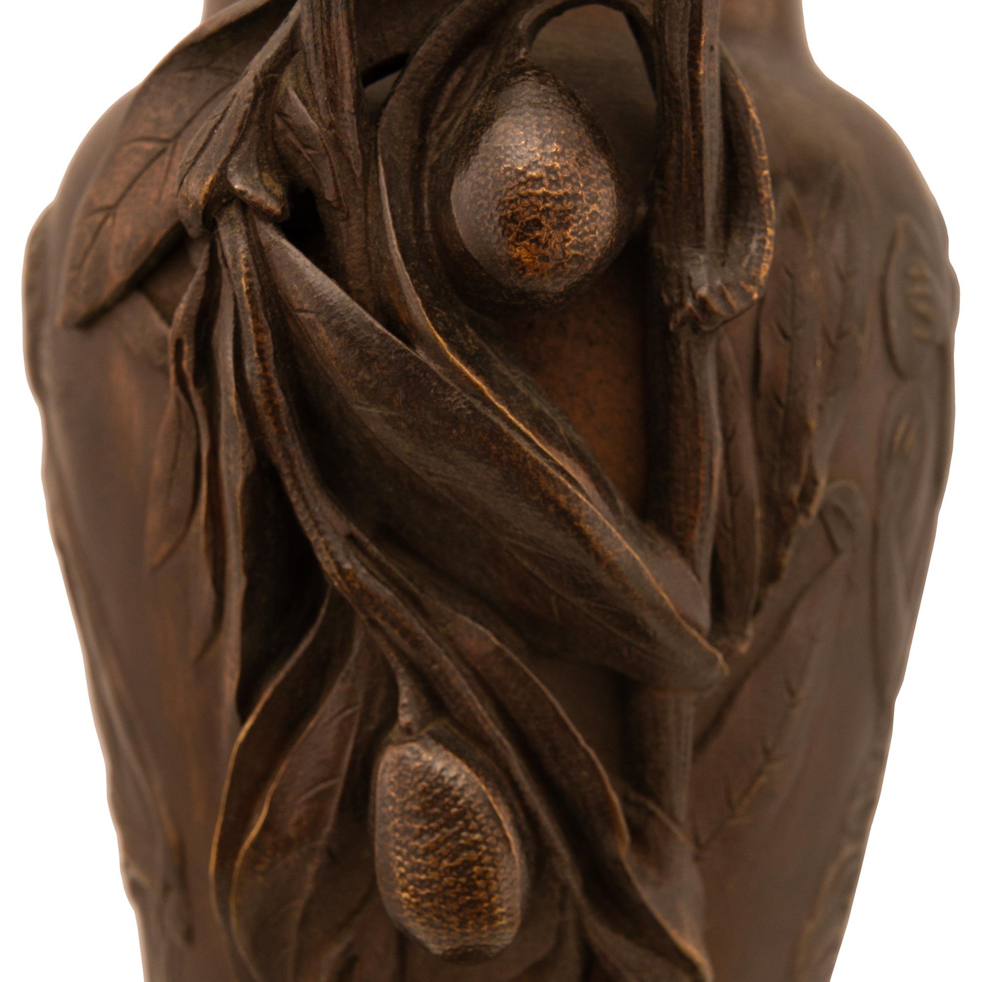 Urne en bronze patiné et marbre noir de Belgique de la Renaissance française du 19e siècle en vente 1