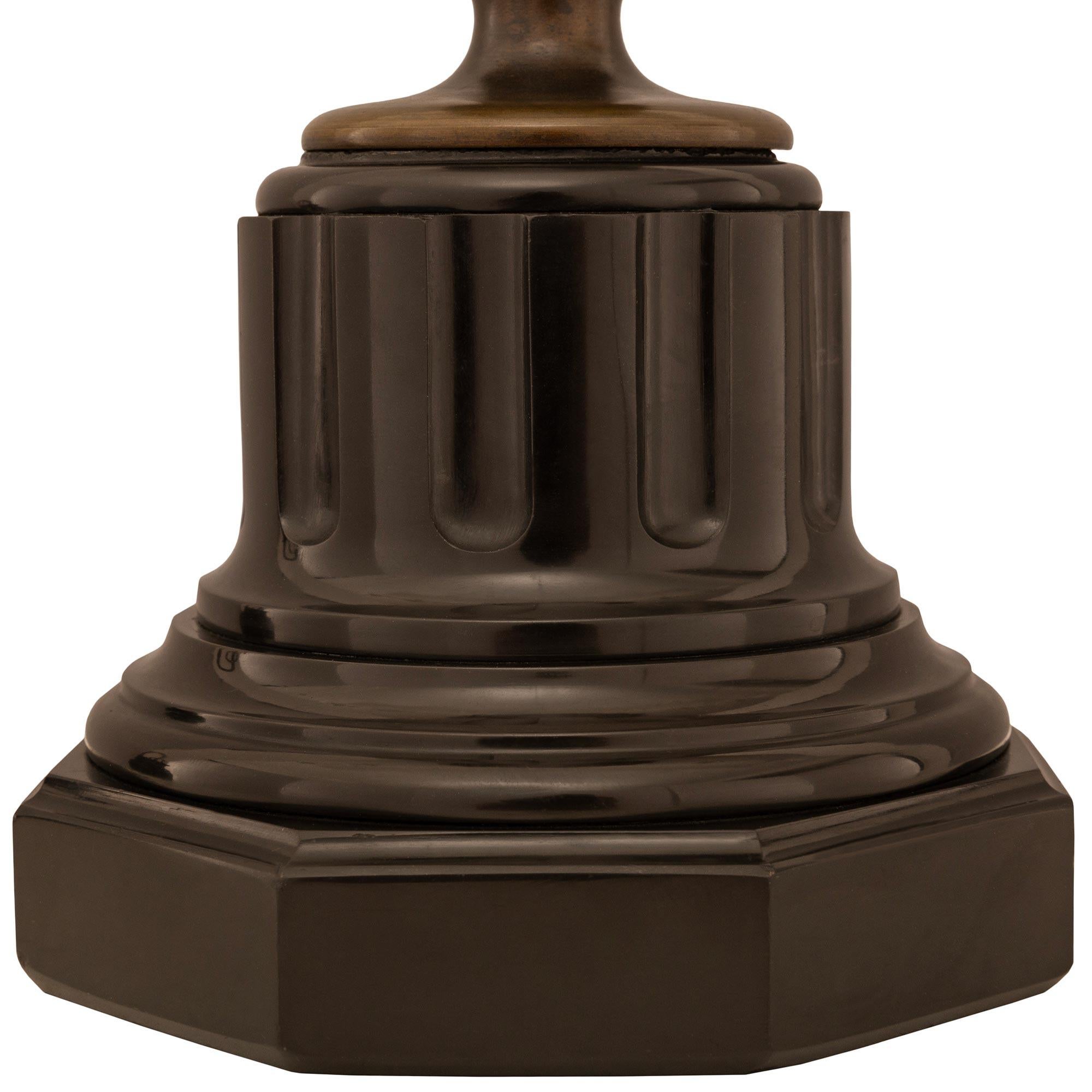 Urne en bronze patiné et marbre noir de Belgique de la Renaissance française du 19e siècle en vente 2