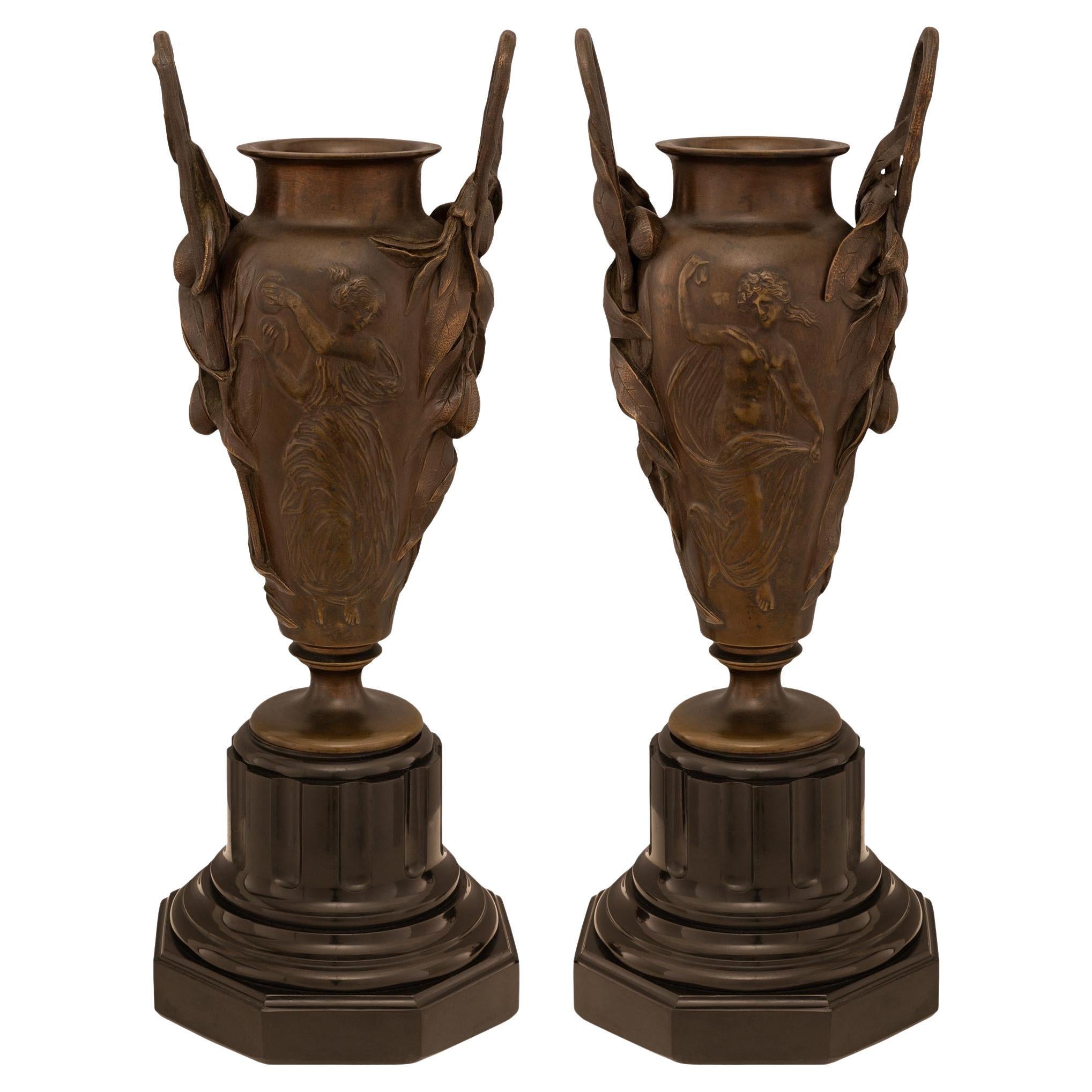 Urne en bronze patiné et marbre noir de Belgique de la Renaissance française du 19e siècle