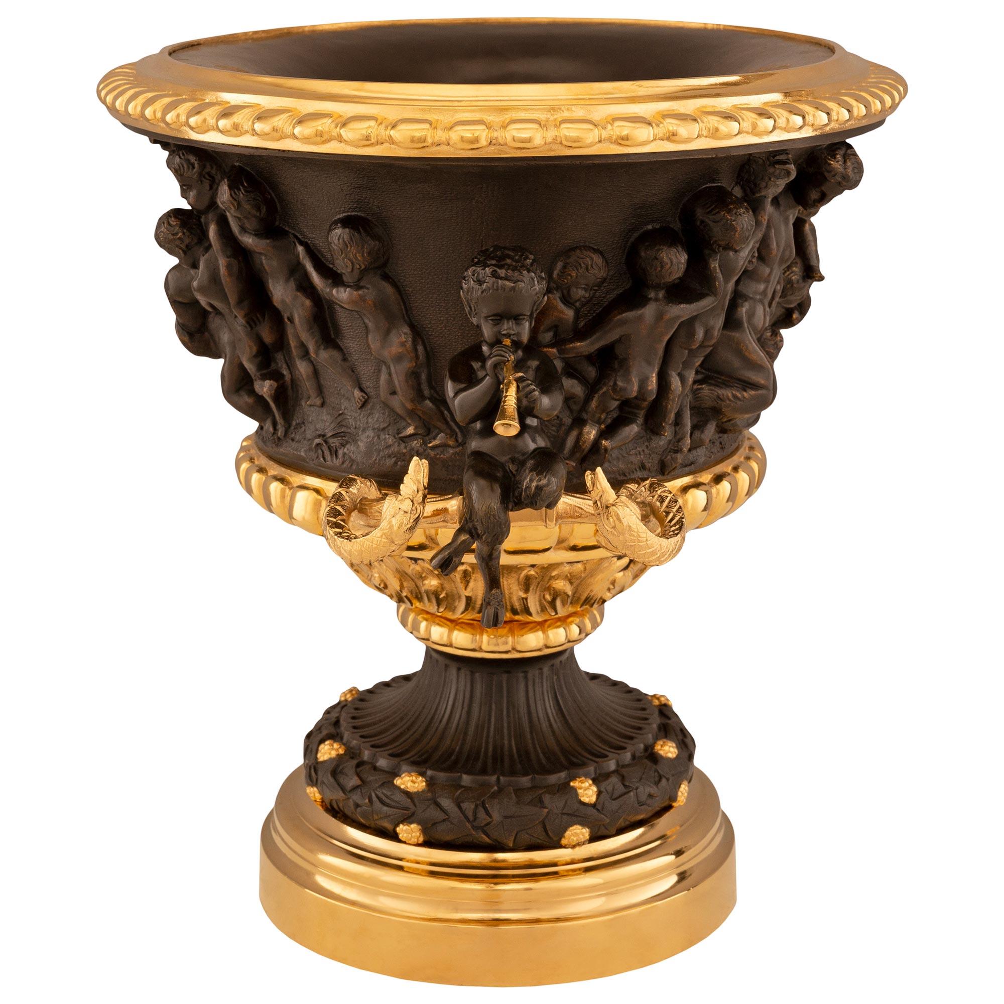 Français Centre de table/urne en bronze patiné et bronze doré de la Renaissance française du 19ème siècle. en vente