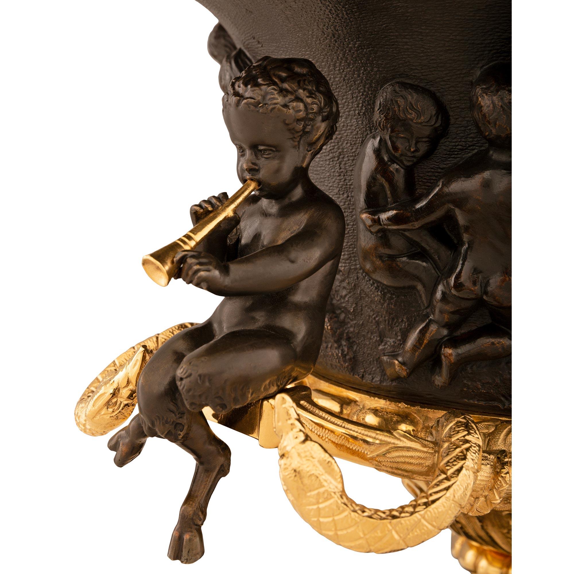 XIXe siècle Centre de table/urne en bronze patiné et bronze doré de la Renaissance française du 19ème siècle. en vente