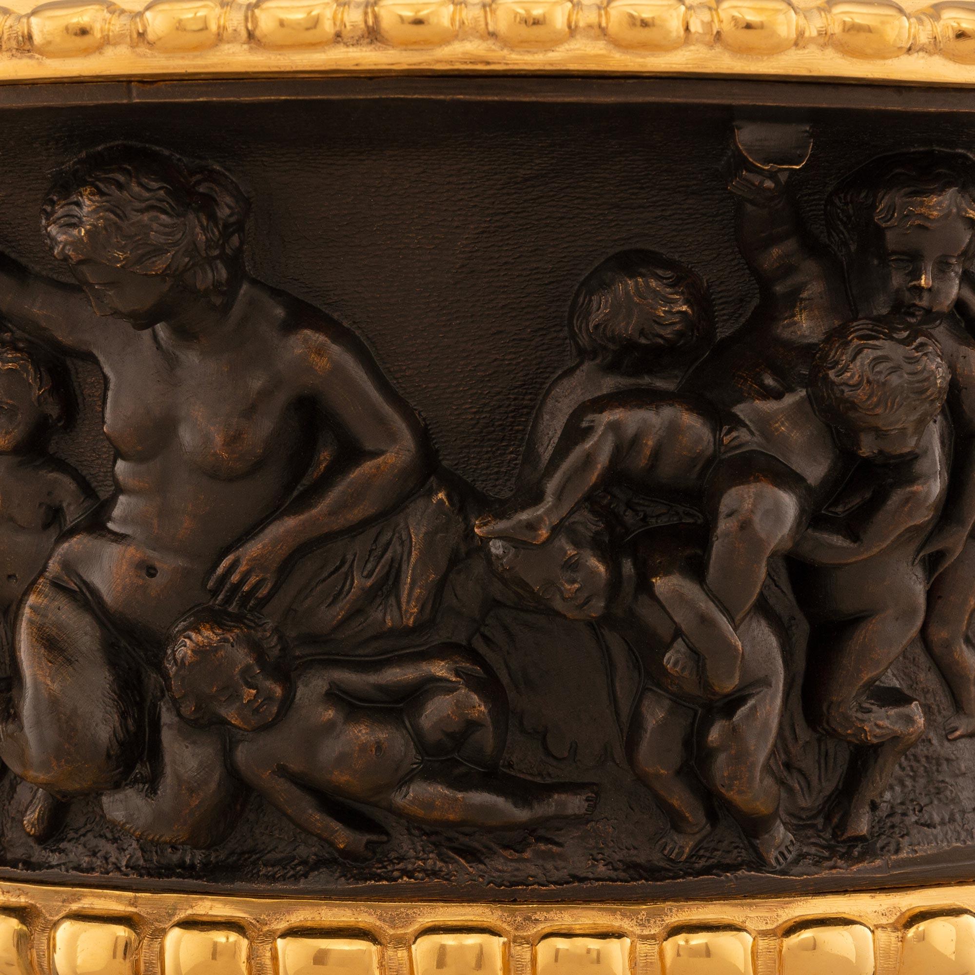 Bronze Centre de table/urne en bronze patiné et bronze doré de la Renaissance française du 19ème siècle. en vente