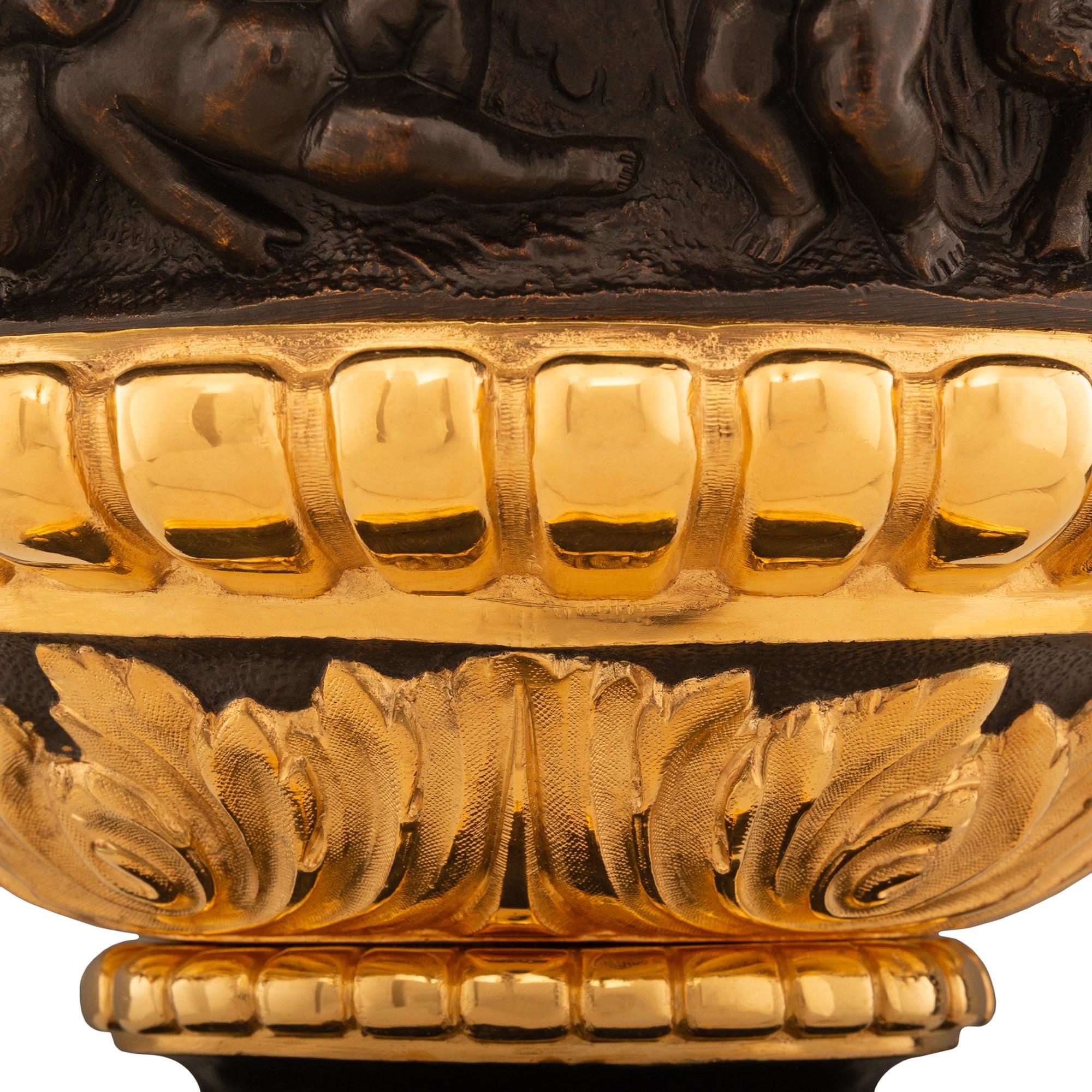 Centre de table/urne en bronze patiné et bronze doré de la Renaissance française du 19ème siècle. en vente 2