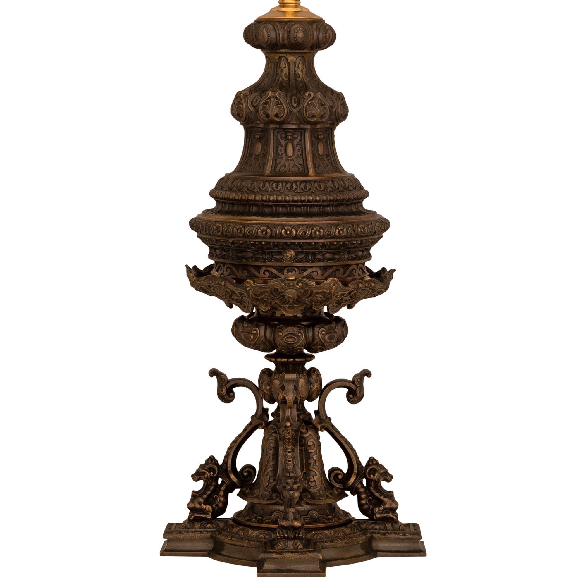 Français Lampes en bronze patiné de la Renaissance française du 19e siècle en vente
