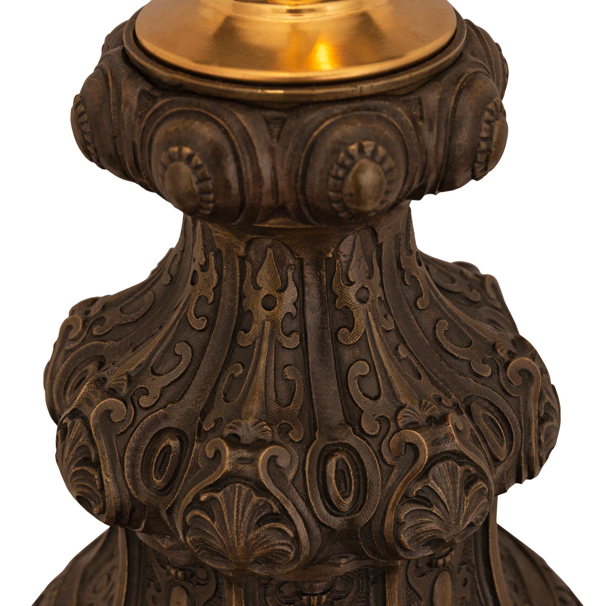 Patiné Lampes en bronze patiné de la Renaissance française du 19e siècle en vente