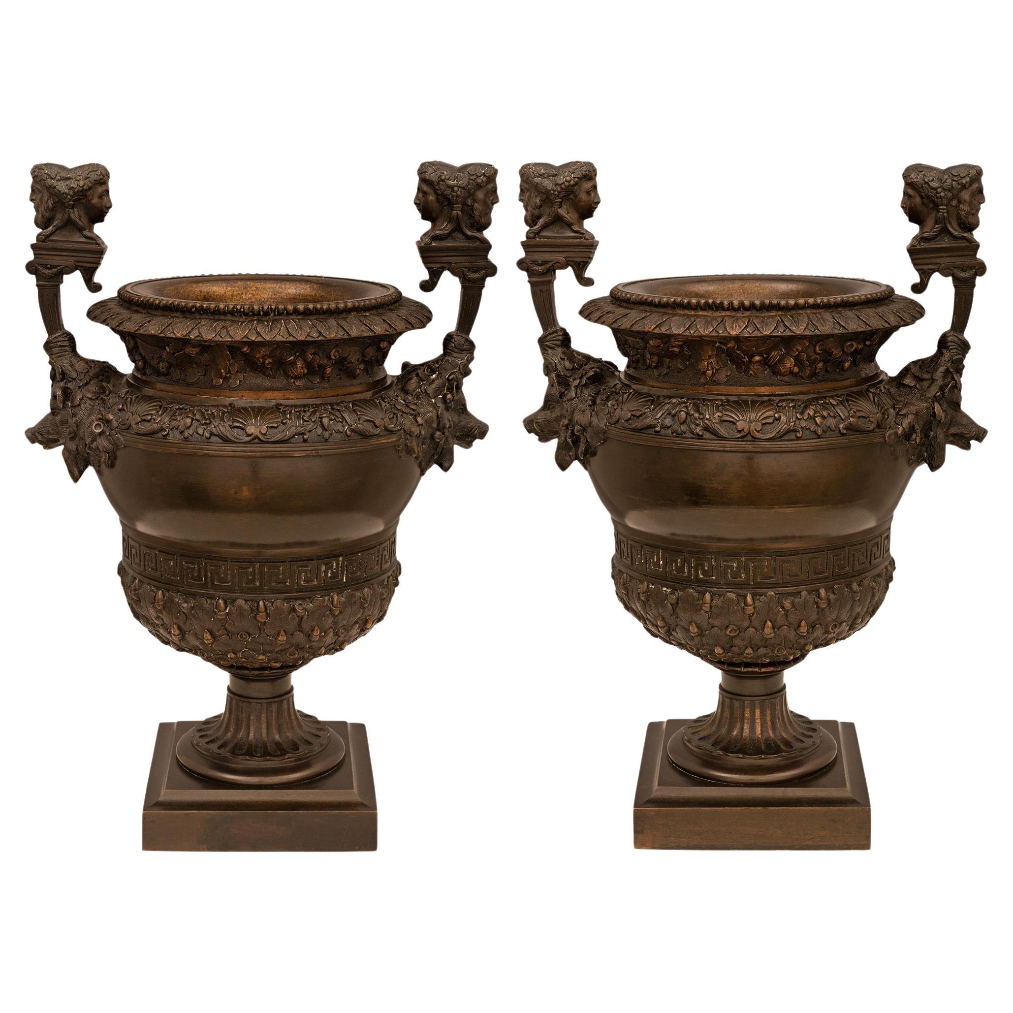 Urnes françaises Renaissance du 19ème siècle en bronze patiné