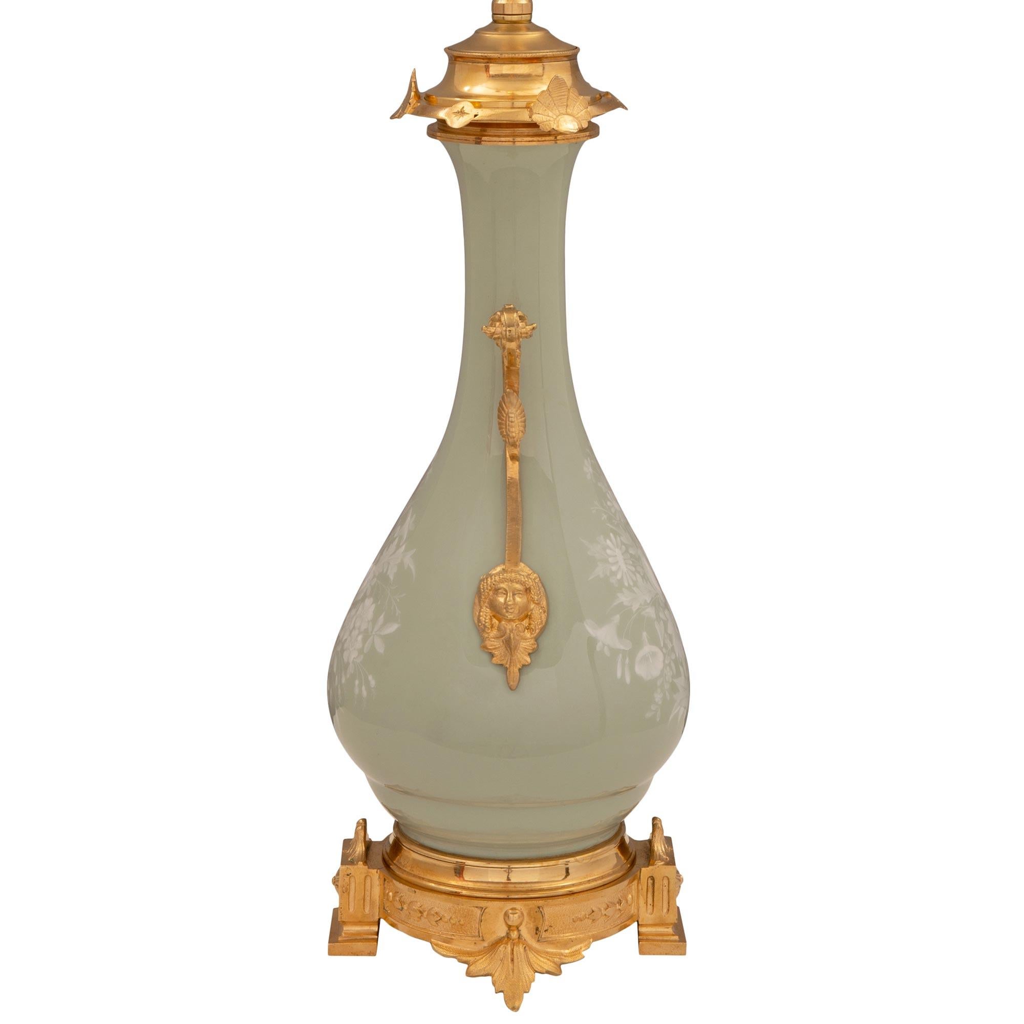 Français Lampe française de style Renaissance du XIXe siècle en porcelaine et bronze doré en vente