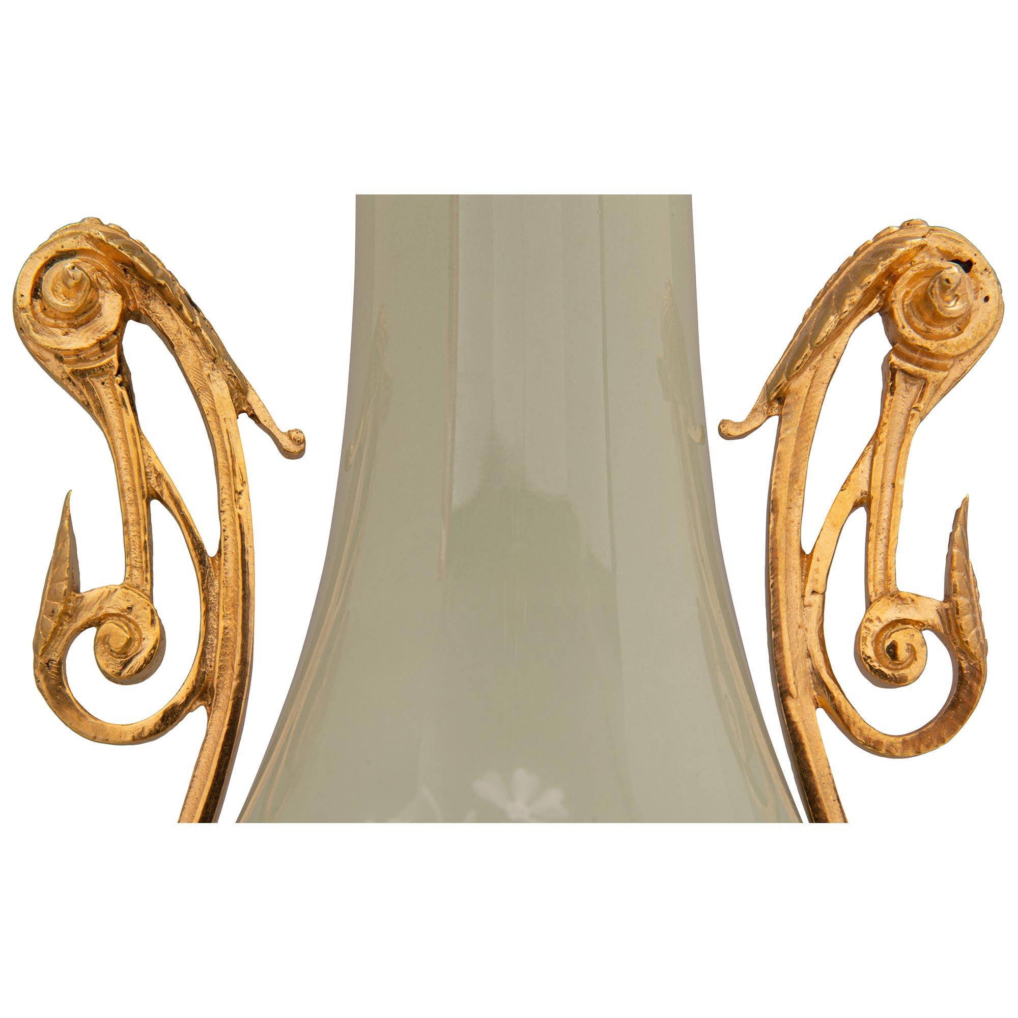 Porcelaine Lampe française de style Renaissance du XIXe siècle en porcelaine et bronze doré en vente