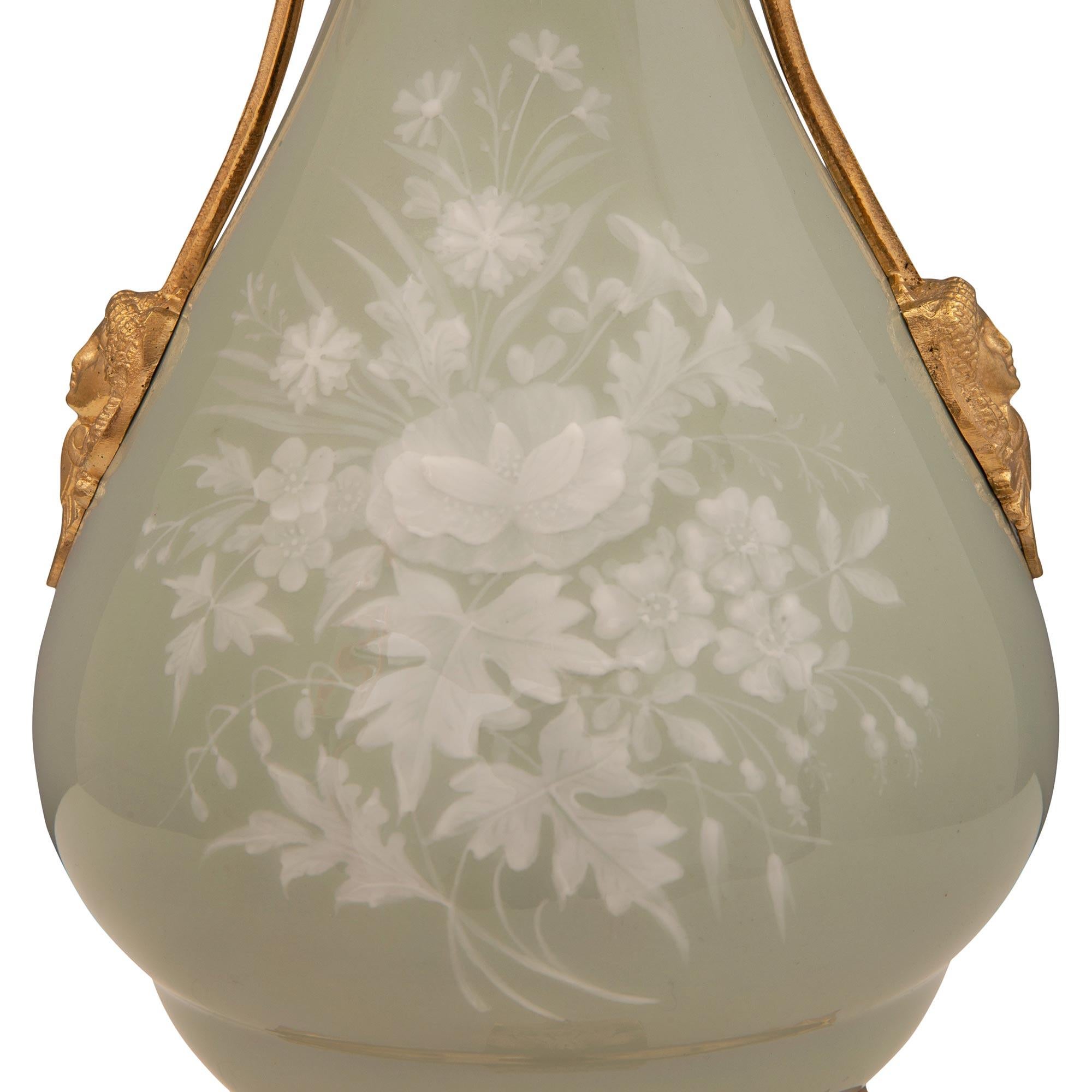 Lampe française de style Renaissance du XIXe siècle en porcelaine et bronze doré en vente 2