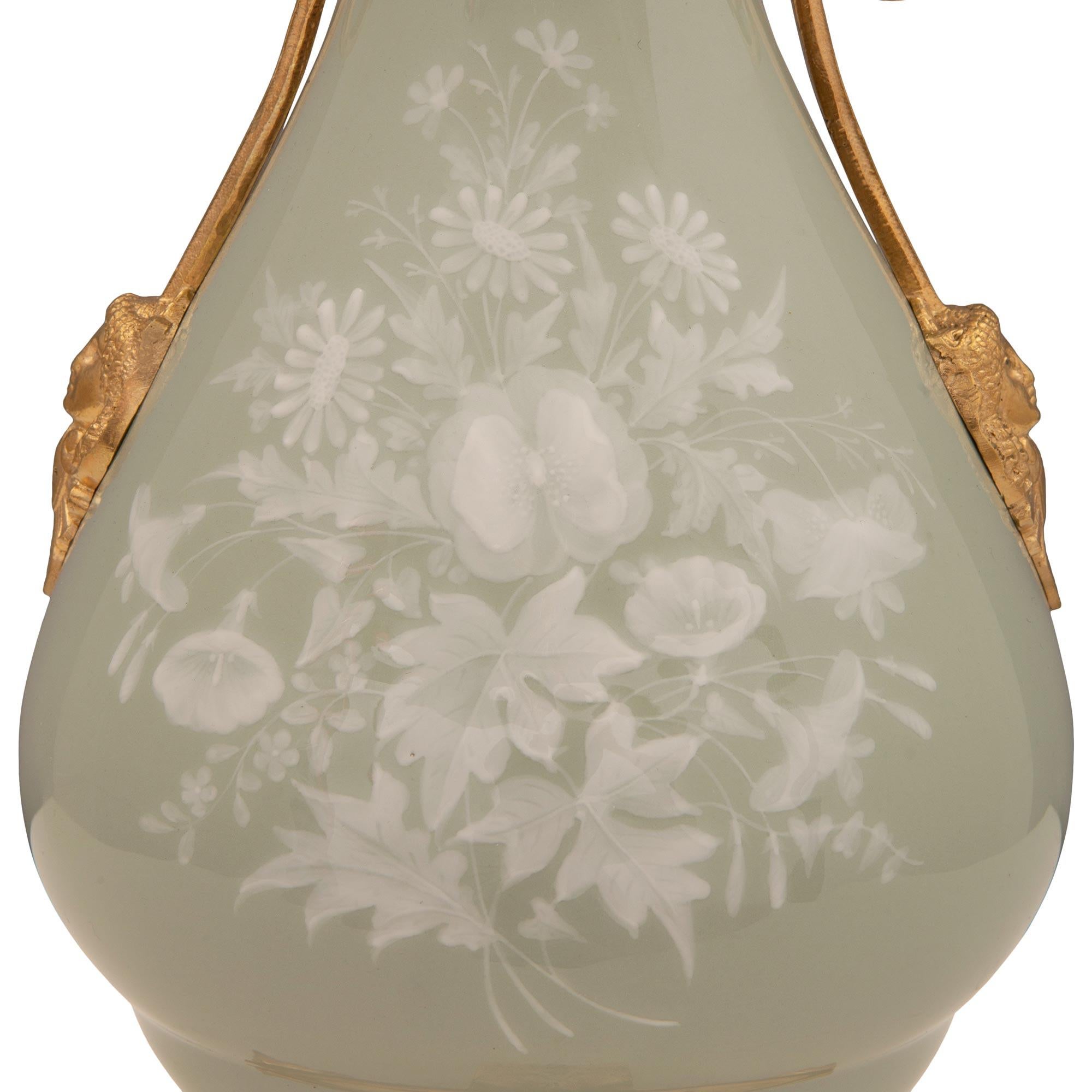 Lampe française de style Renaissance du XIXe siècle en porcelaine et bronze doré en vente 3