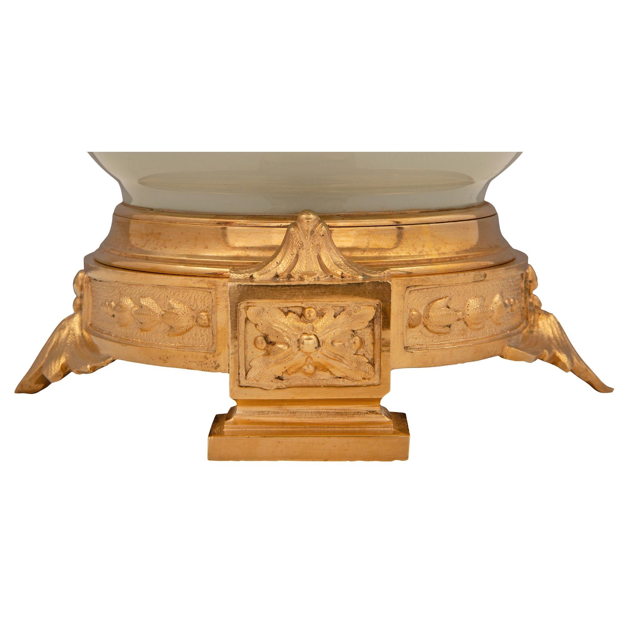 Lampe française de style Renaissance du XIXe siècle en porcelaine et bronze doré en vente 4