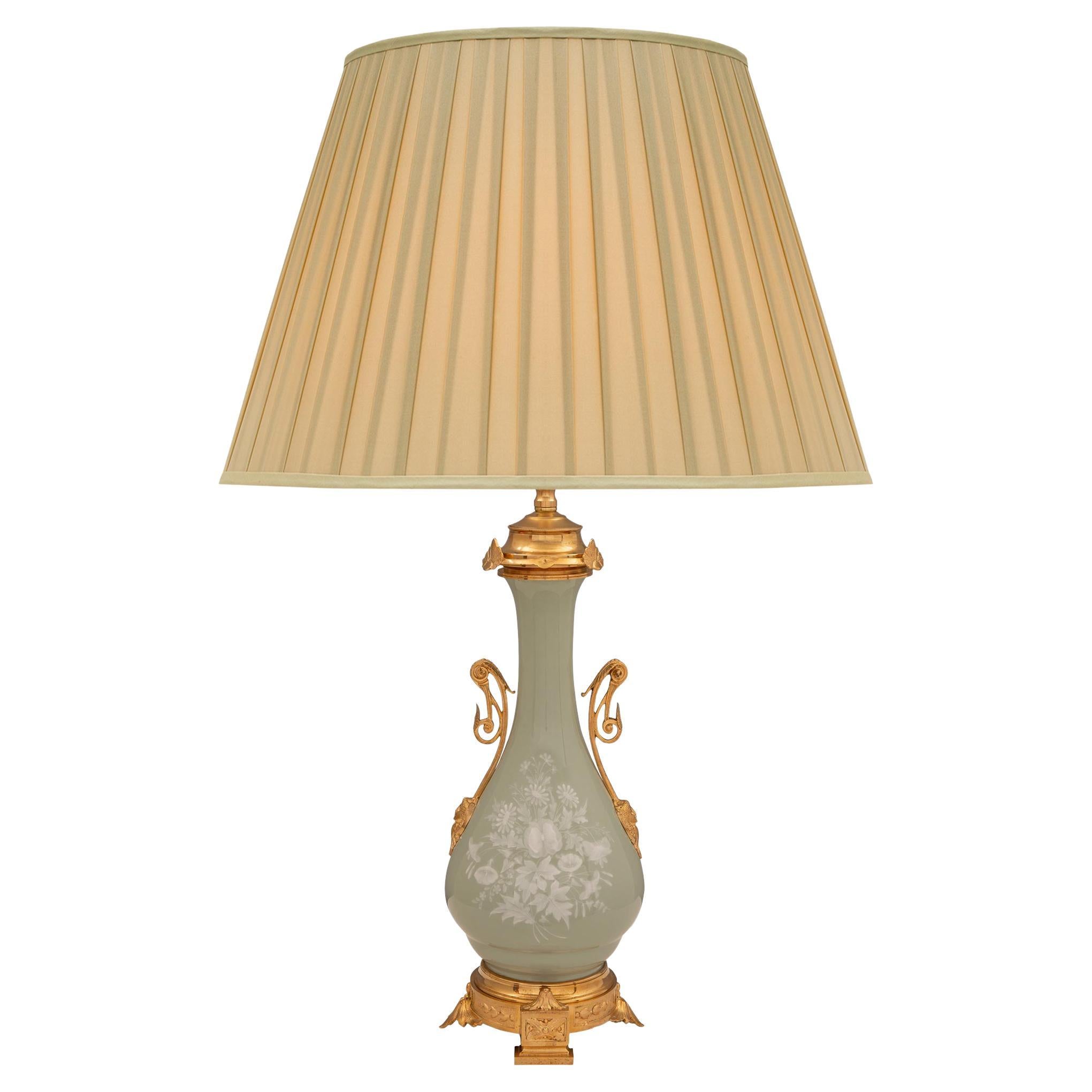 Lampe française de style Renaissance du XIXe siècle en porcelaine et bronze doré