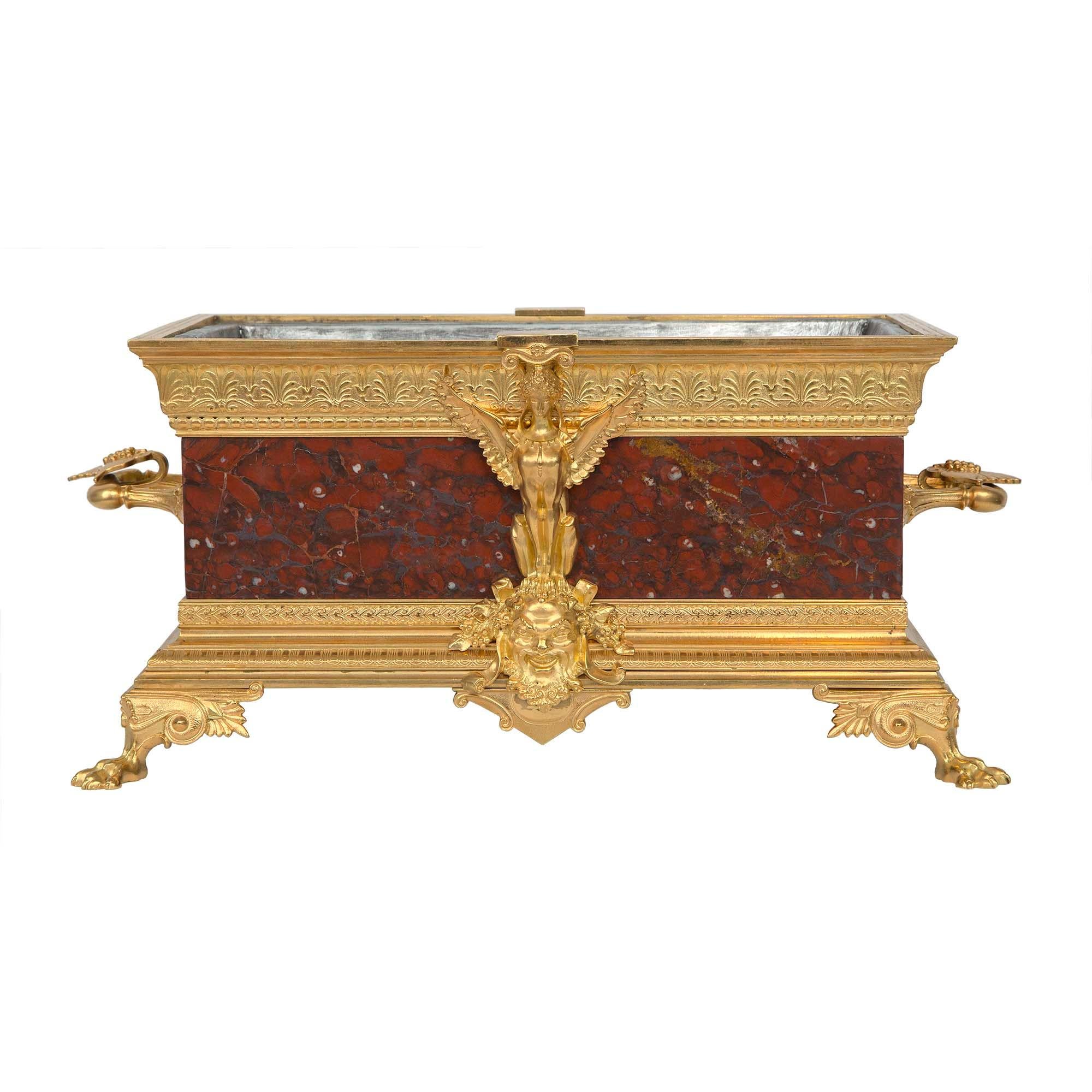 Français Jardinière française de style Renaissance du 19ème siècle en marbre rouge griotte et bronze doré en vente